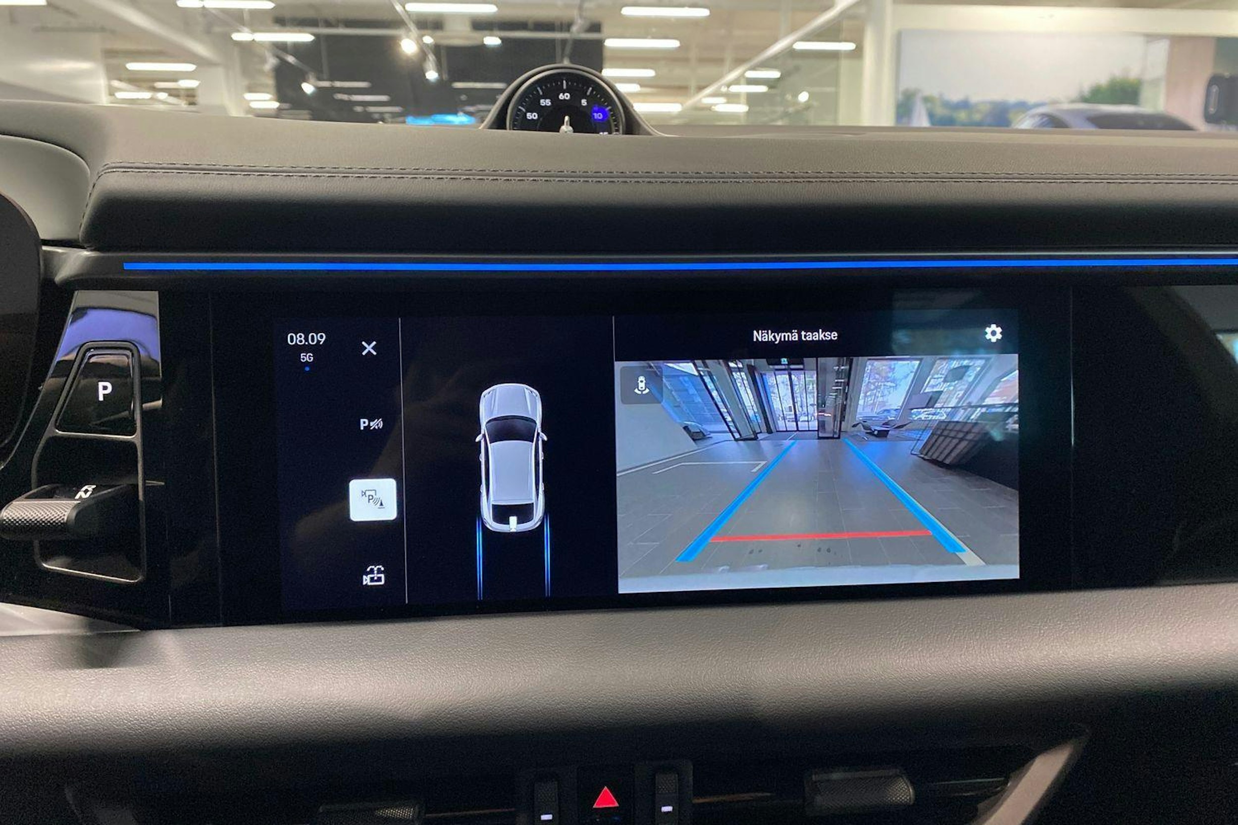 valkoinen Porsche Macan 2025 kuva 16.