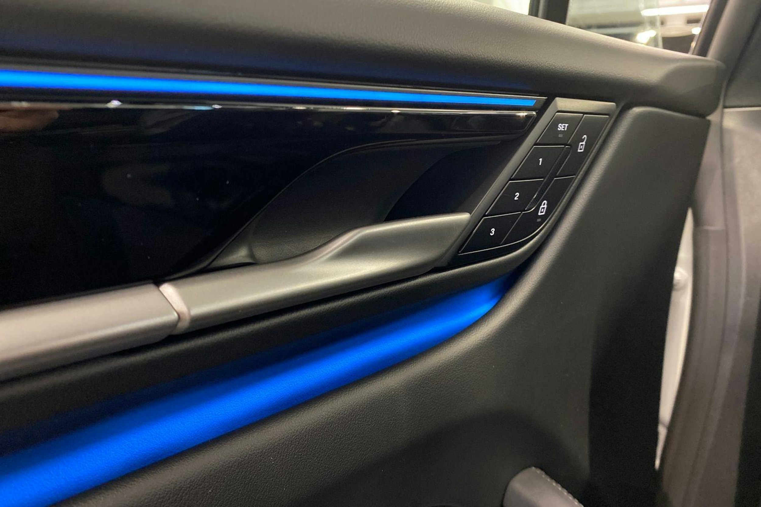 valkoinen Porsche Macan 2025 kuva 18.