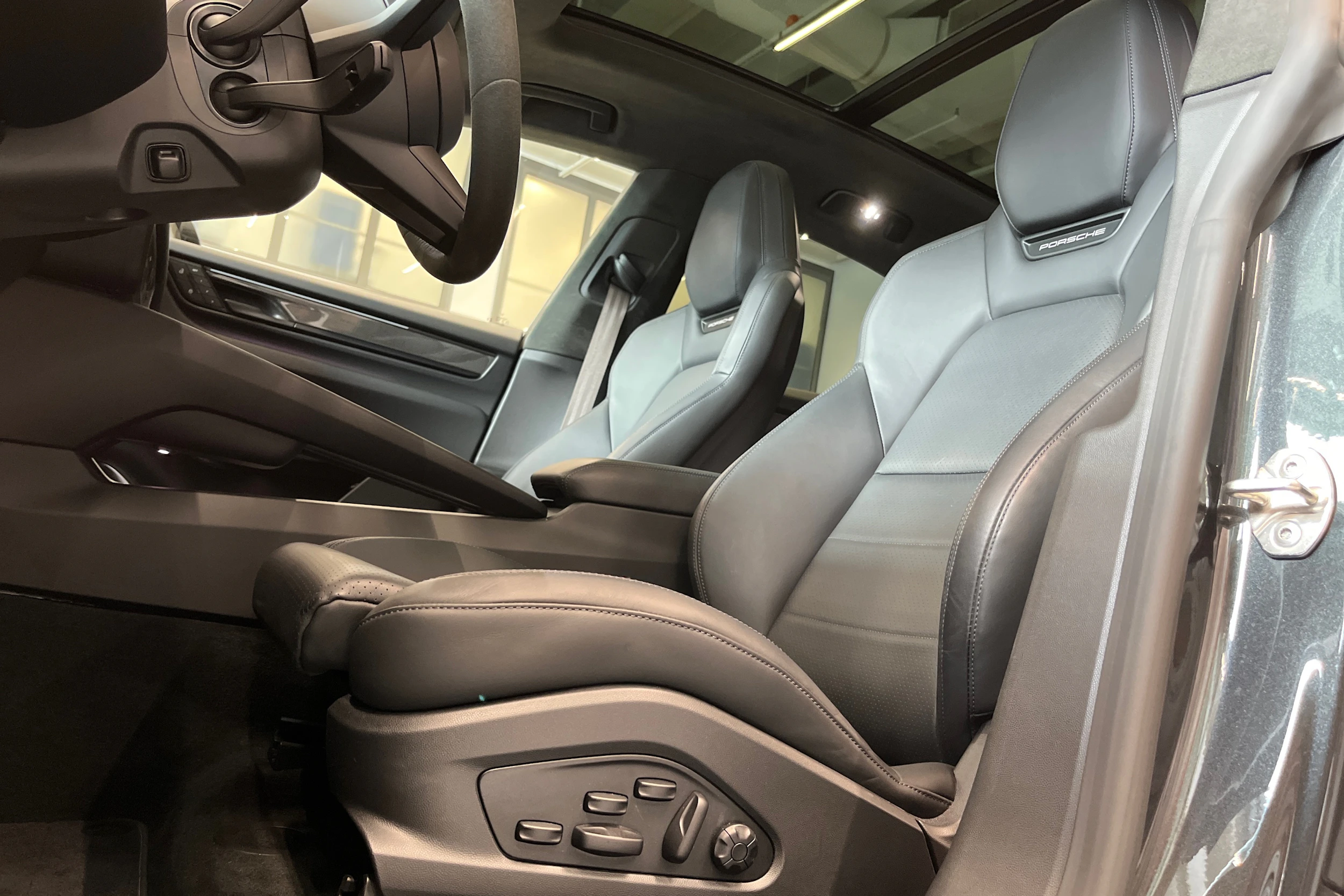 Harmaa Porsche Macan 2025 kuva 11.