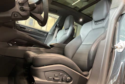Harmaa Porsche Macan 2025 kuva 11.