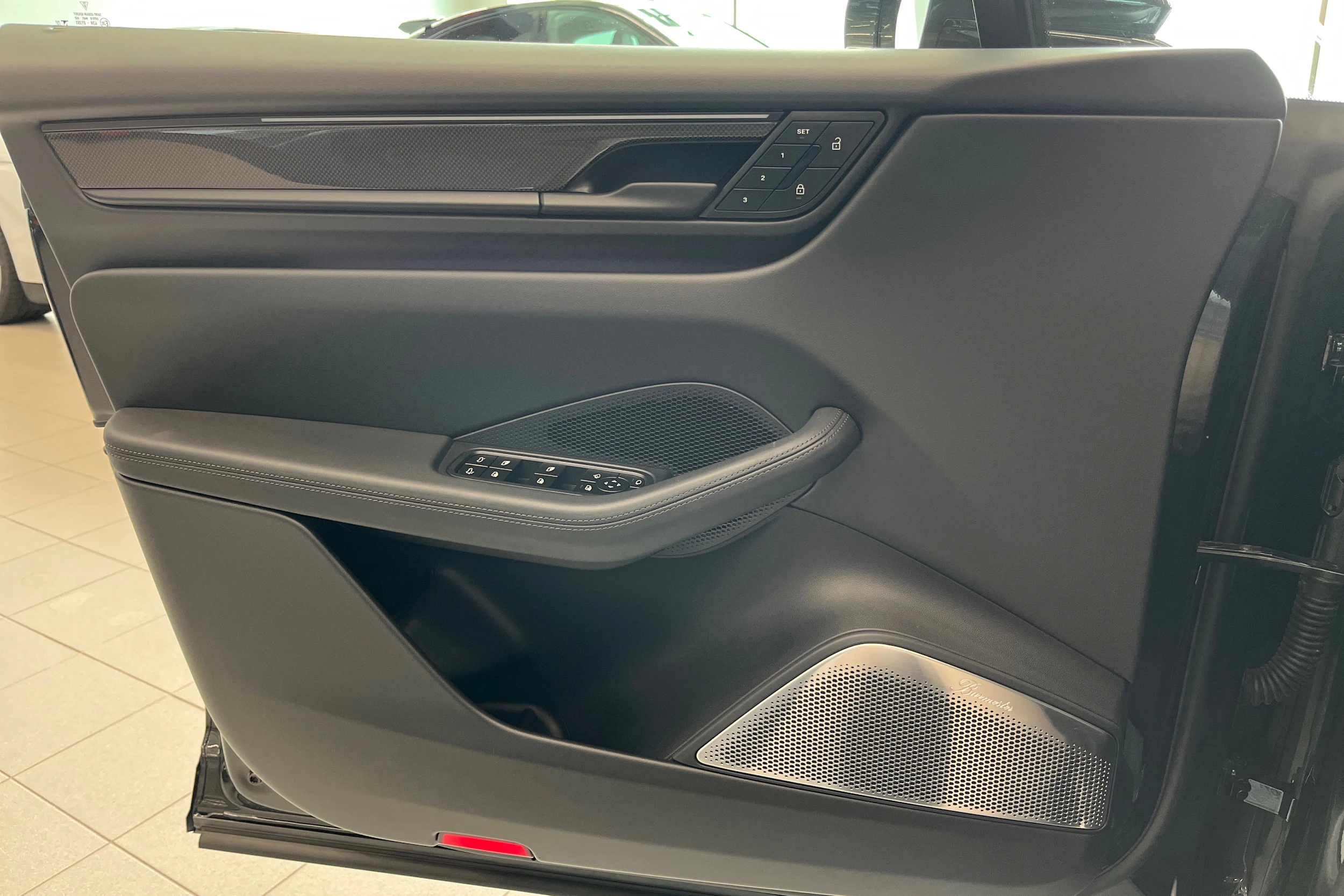 Harmaa Porsche Macan 2025 kuva 12.