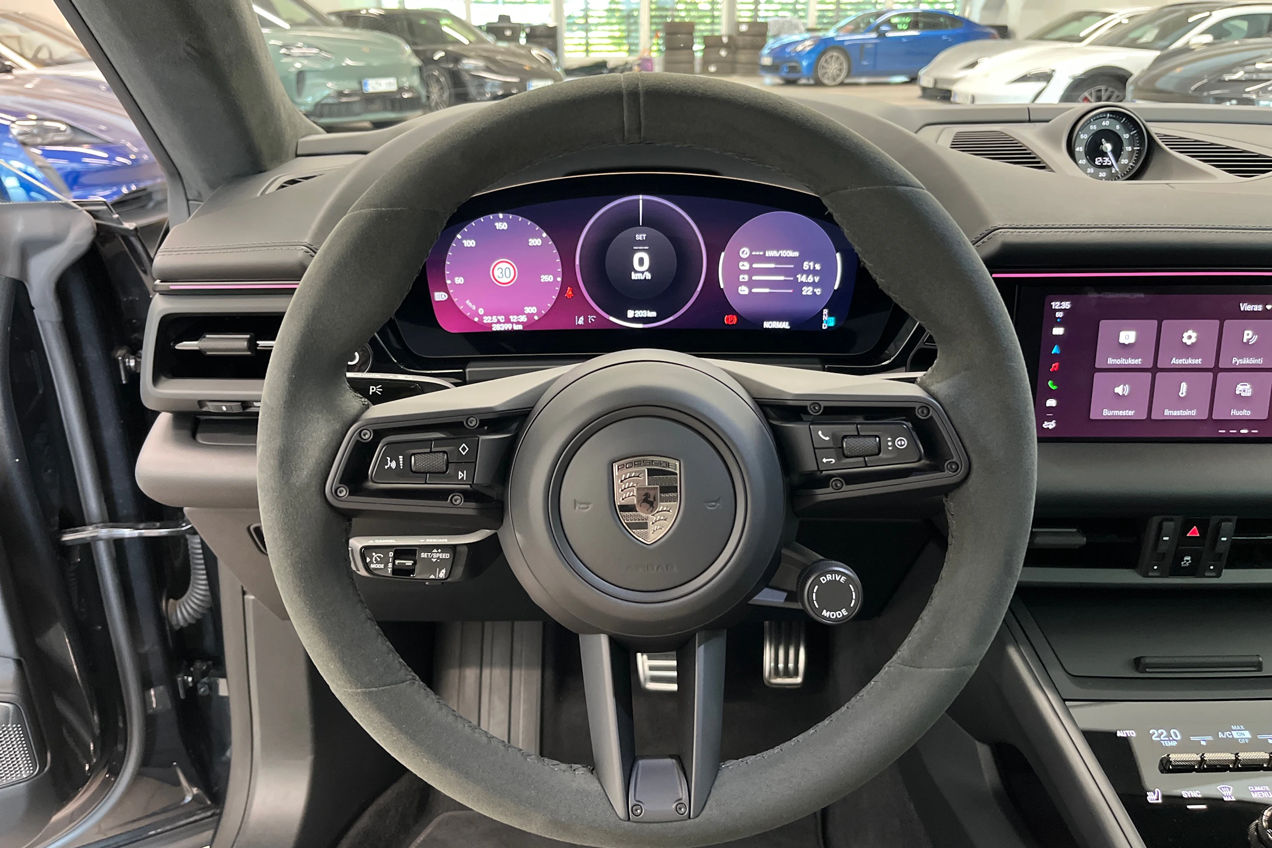 Harmaa Porsche Macan 2025 kuva 14.