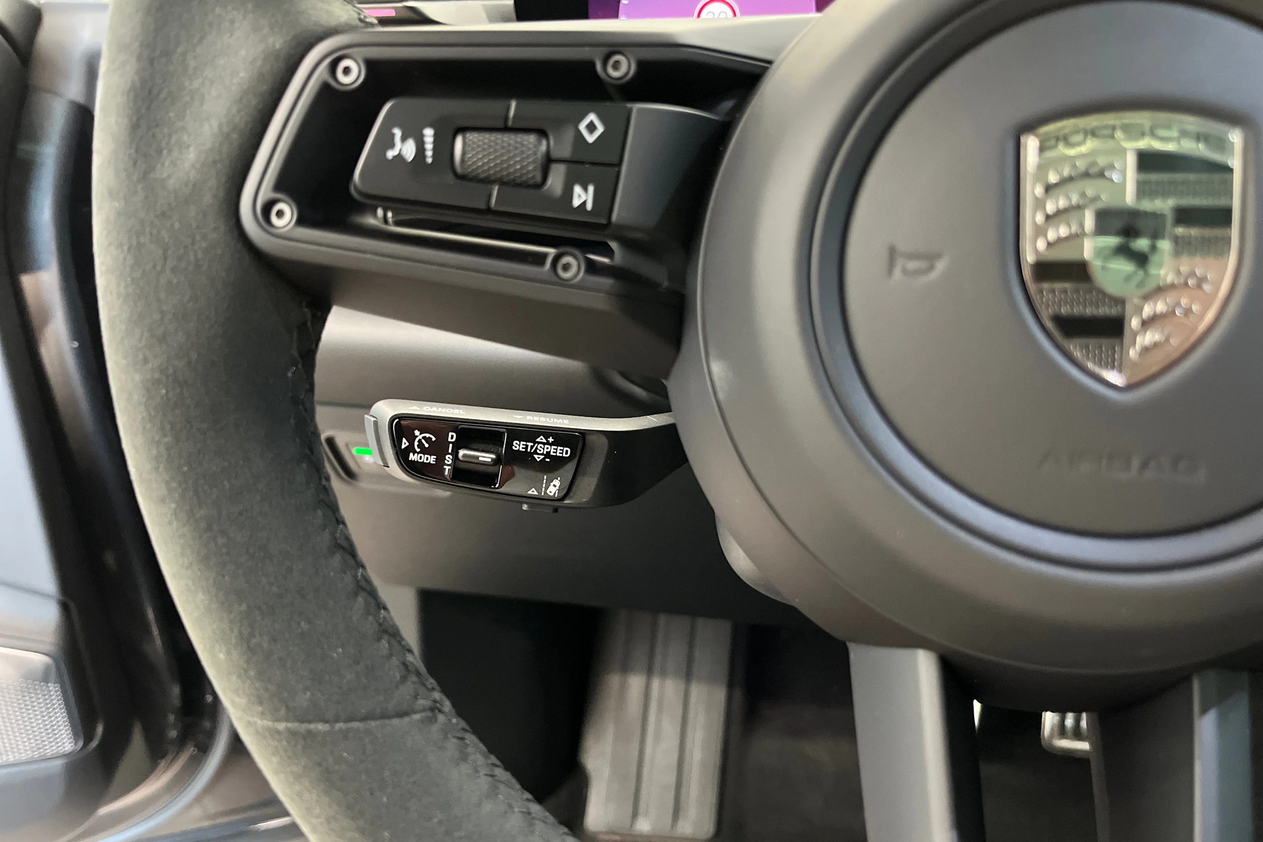 Harmaa Porsche Macan 2025 kuva 15.