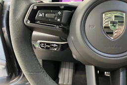 Harmaa Porsche Macan 2025 kuva 15.