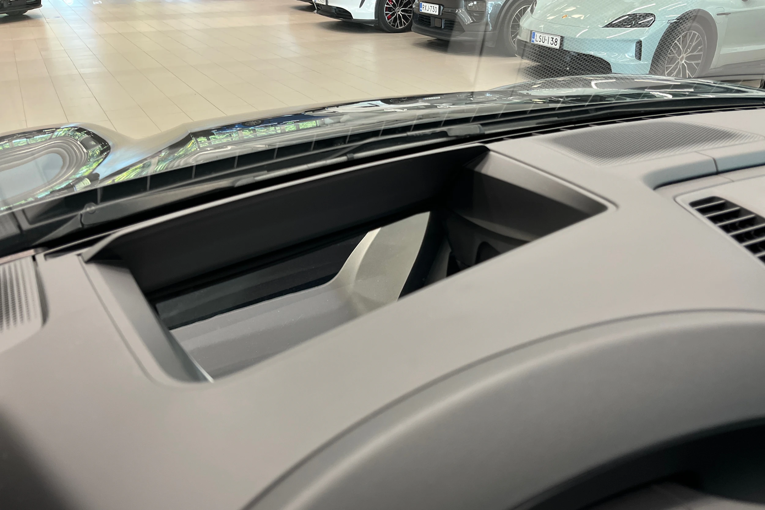 Harmaa Porsche Macan 2025 kuva 17.
