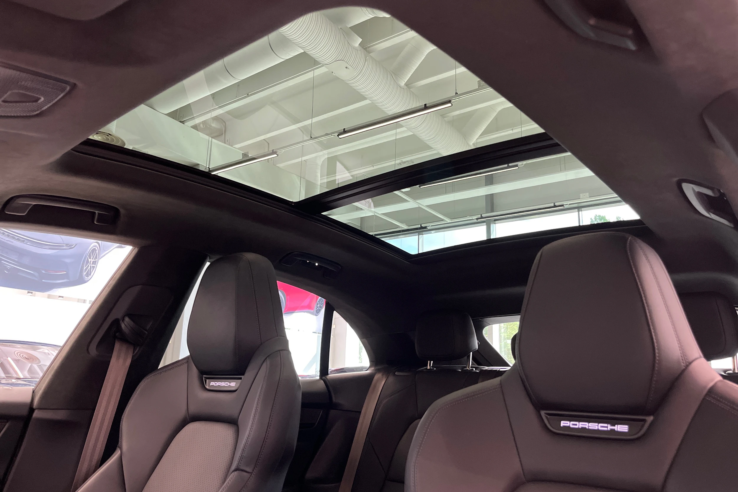 Harmaa Porsche Macan 2025 kuva 20.