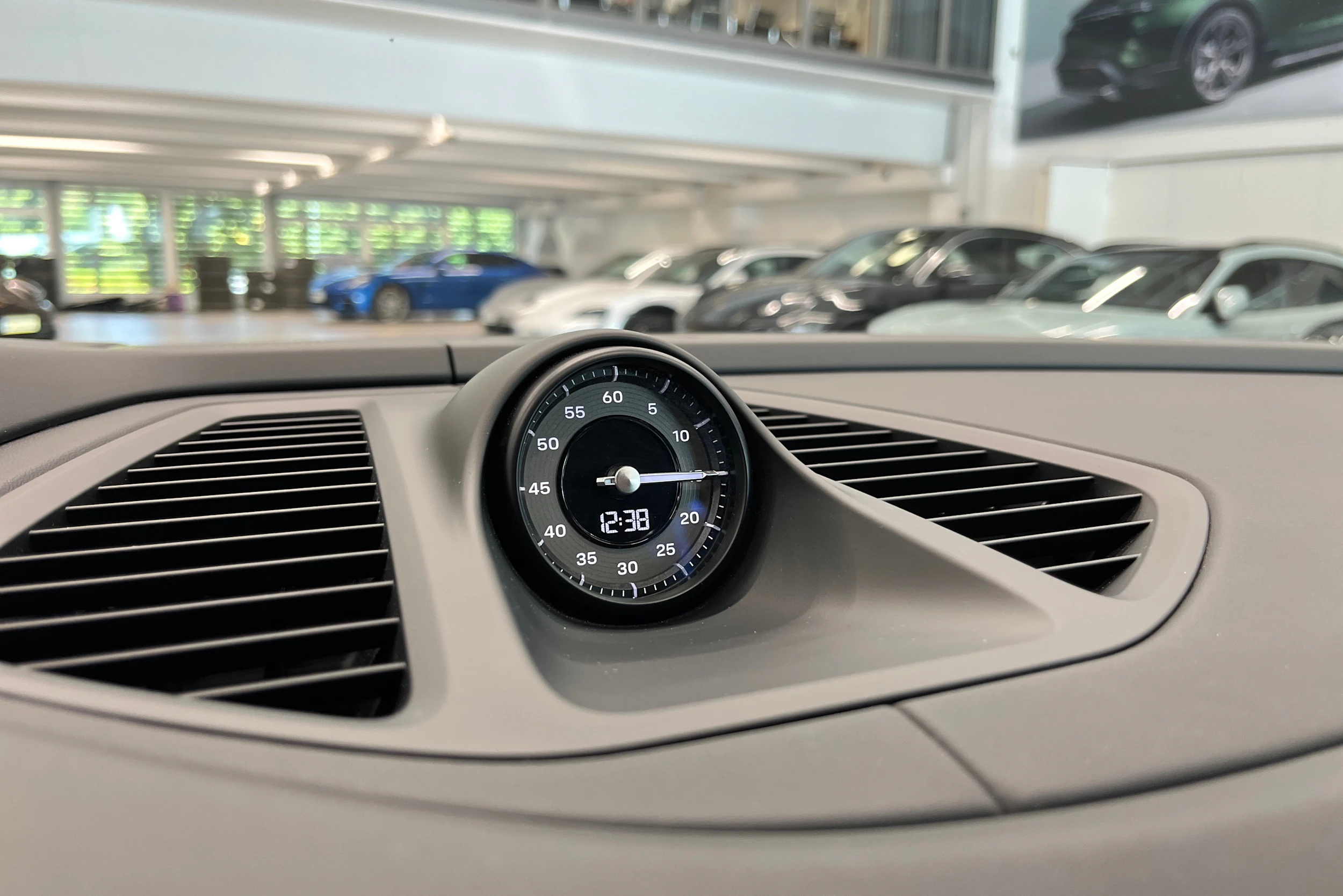 Harmaa Porsche Macan 2025 kuva 21.