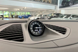Harmaa Porsche Macan 2025 kuva 21.