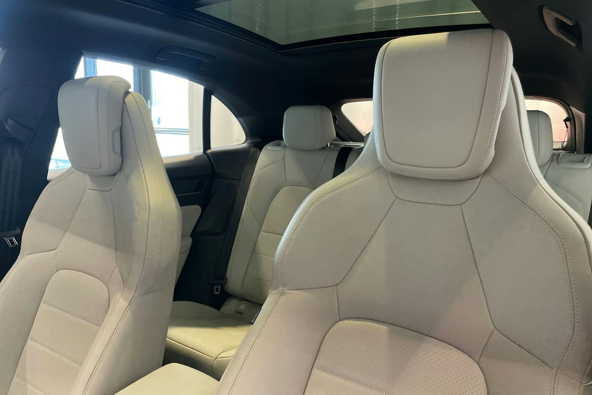 harmaa Porsche Macan 2025 kuva 11.