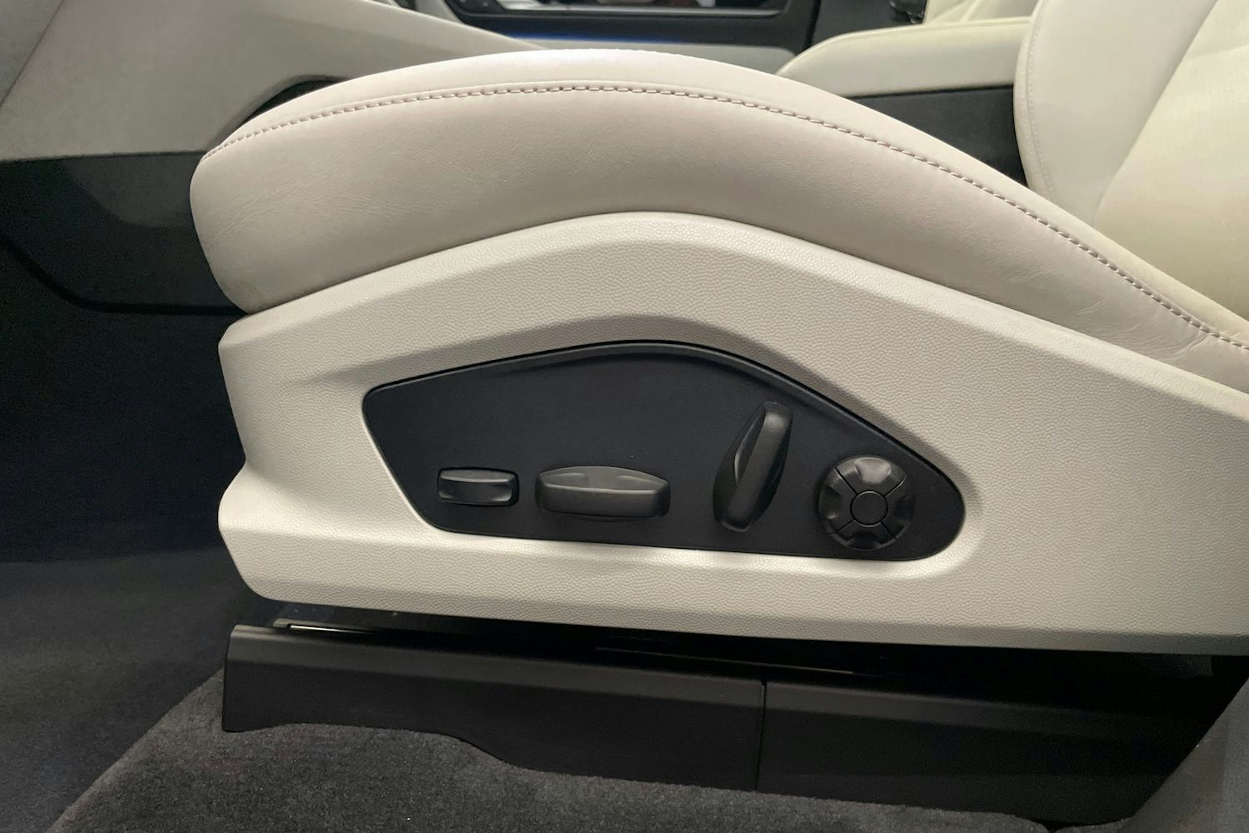 harmaa Porsche Macan 2025 kuva 12.