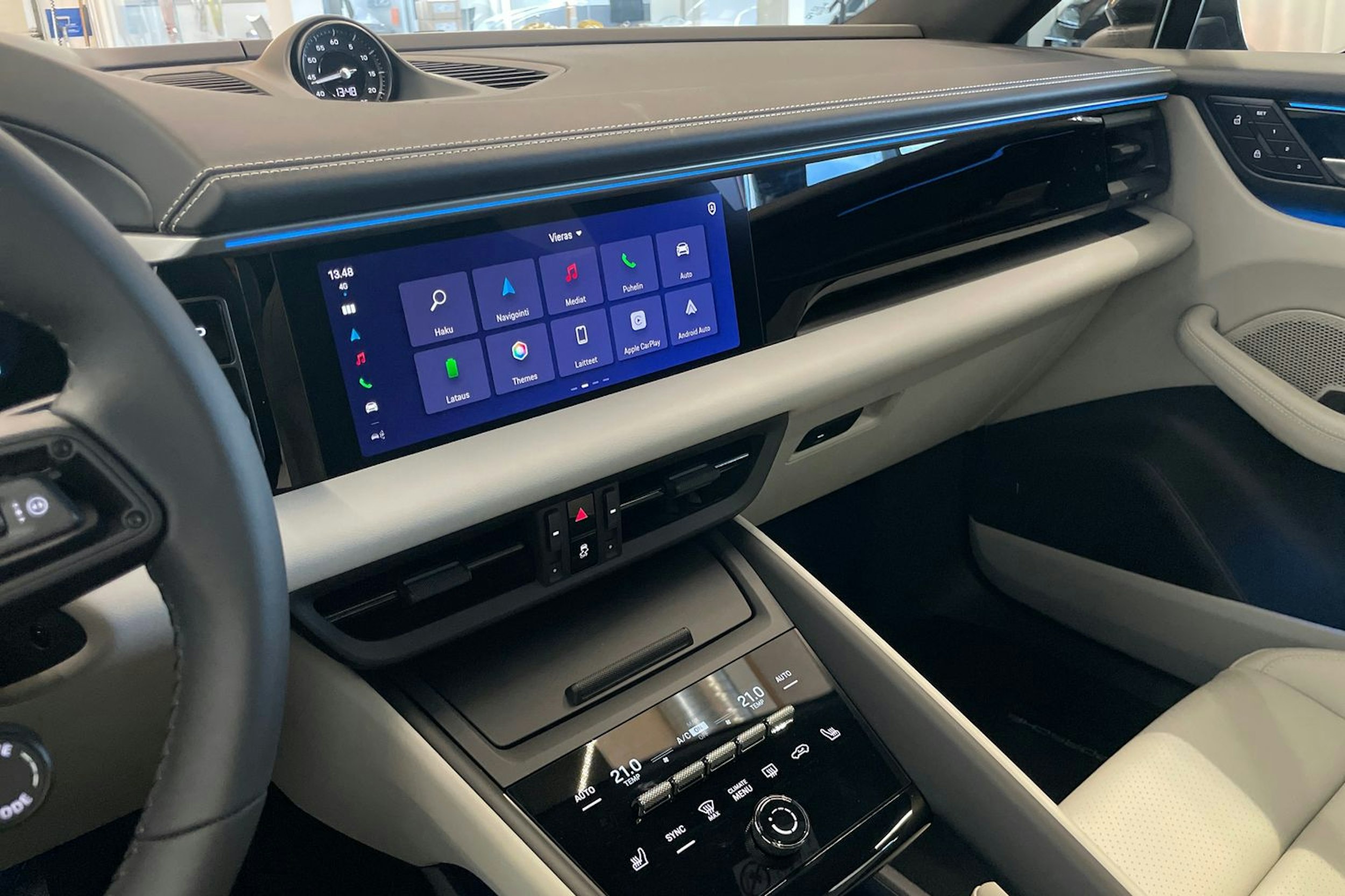 harmaa Porsche Macan 2025 kuva 15.