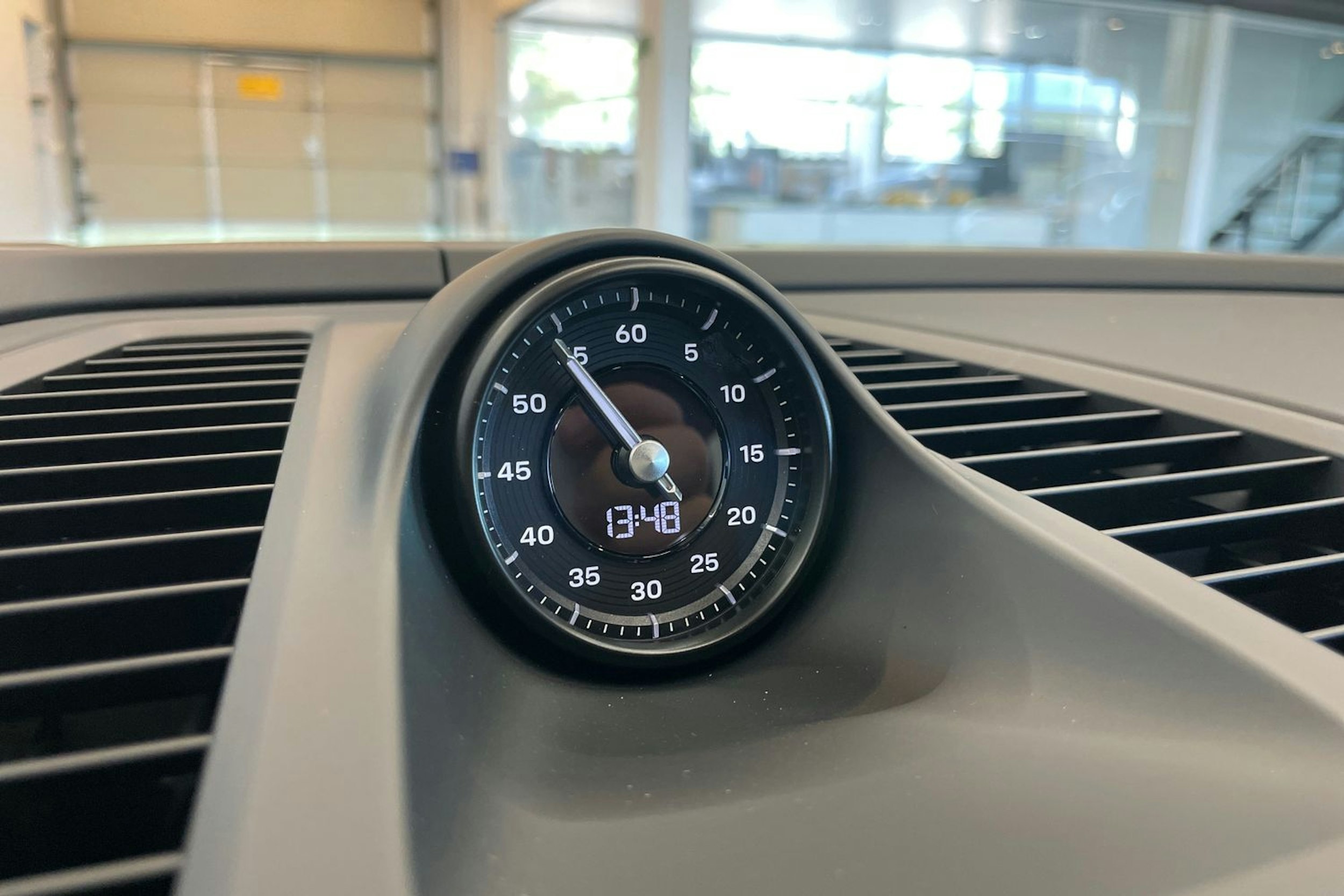 harmaa Porsche Macan 2025 kuva 16.
