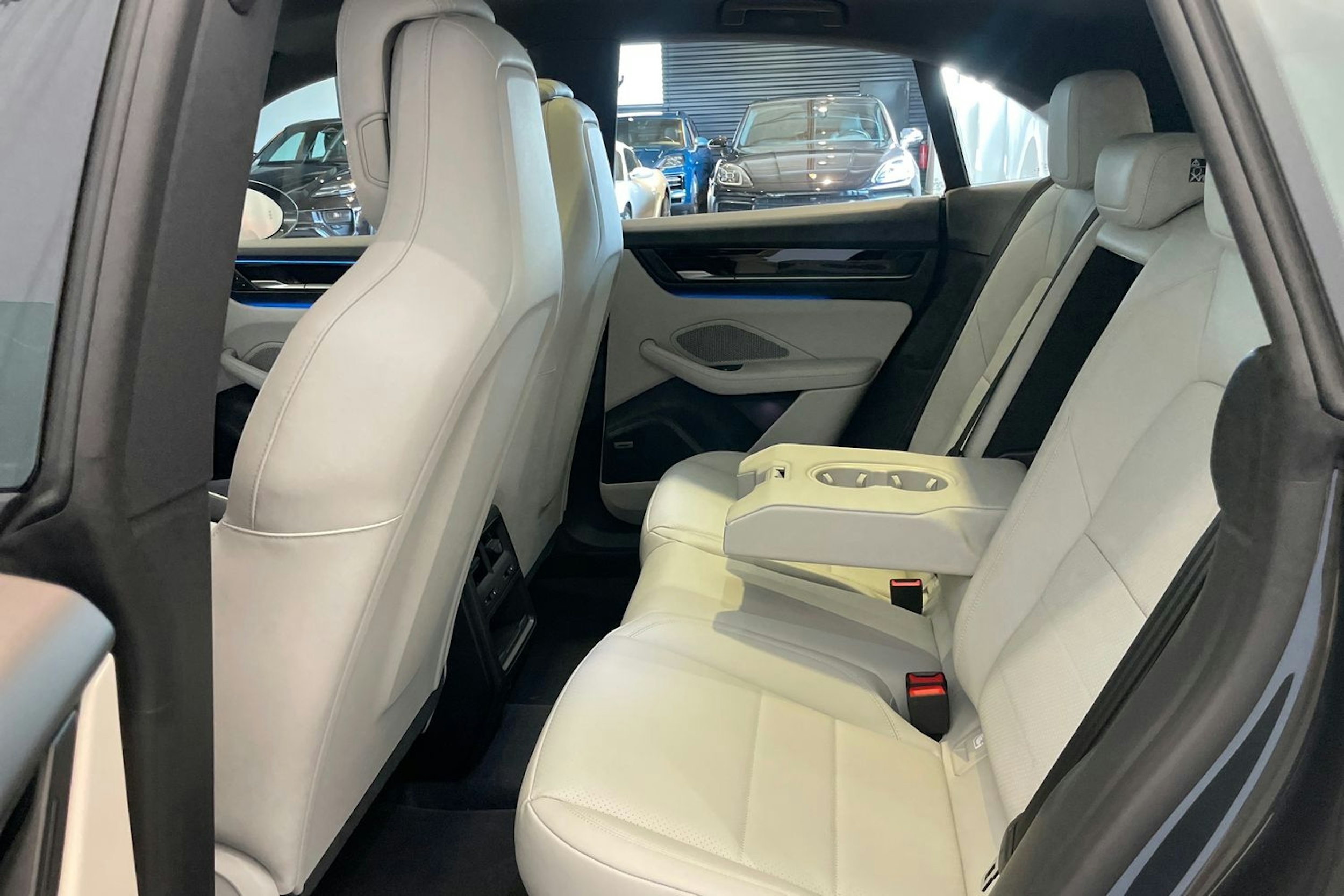 harmaa Porsche Macan 2025 kuva 19.