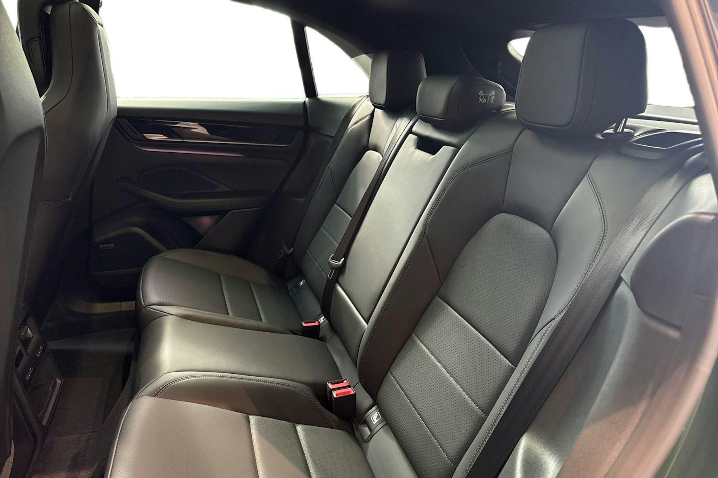 vihreä Porsche Macan 2025 kuva 8.