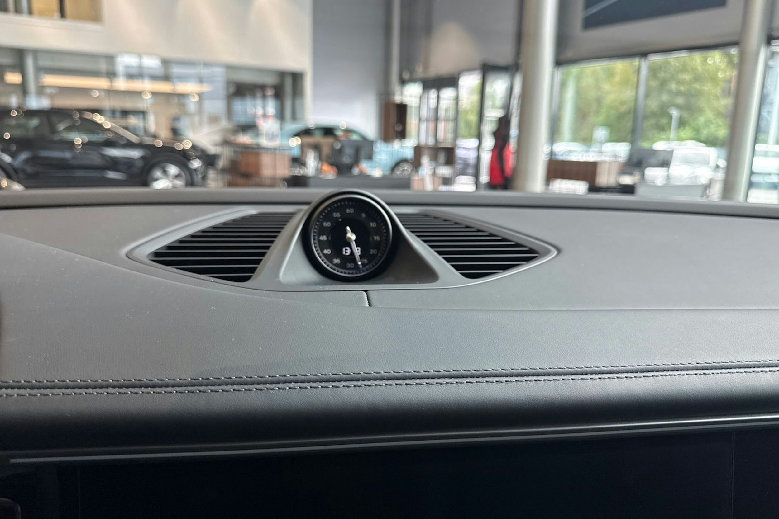 vihreä Porsche Macan 2025 kuva 12.