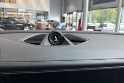 vihreä Porsche Macan 2025 kuva 12.