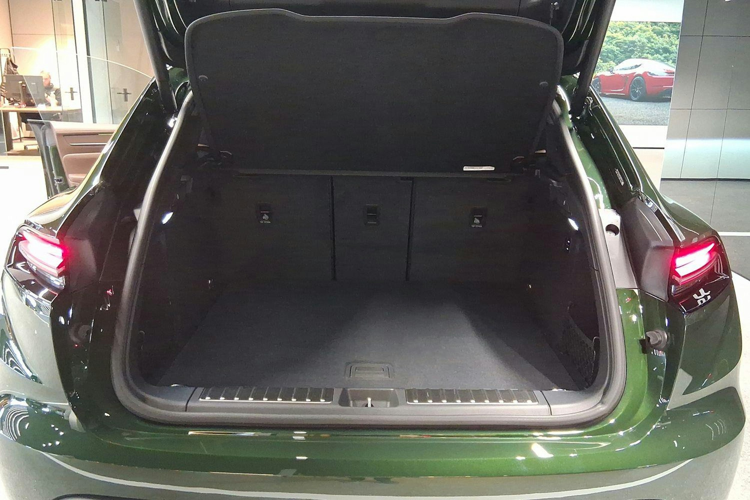 vihreä Porsche Macan 2025 kuva 22.