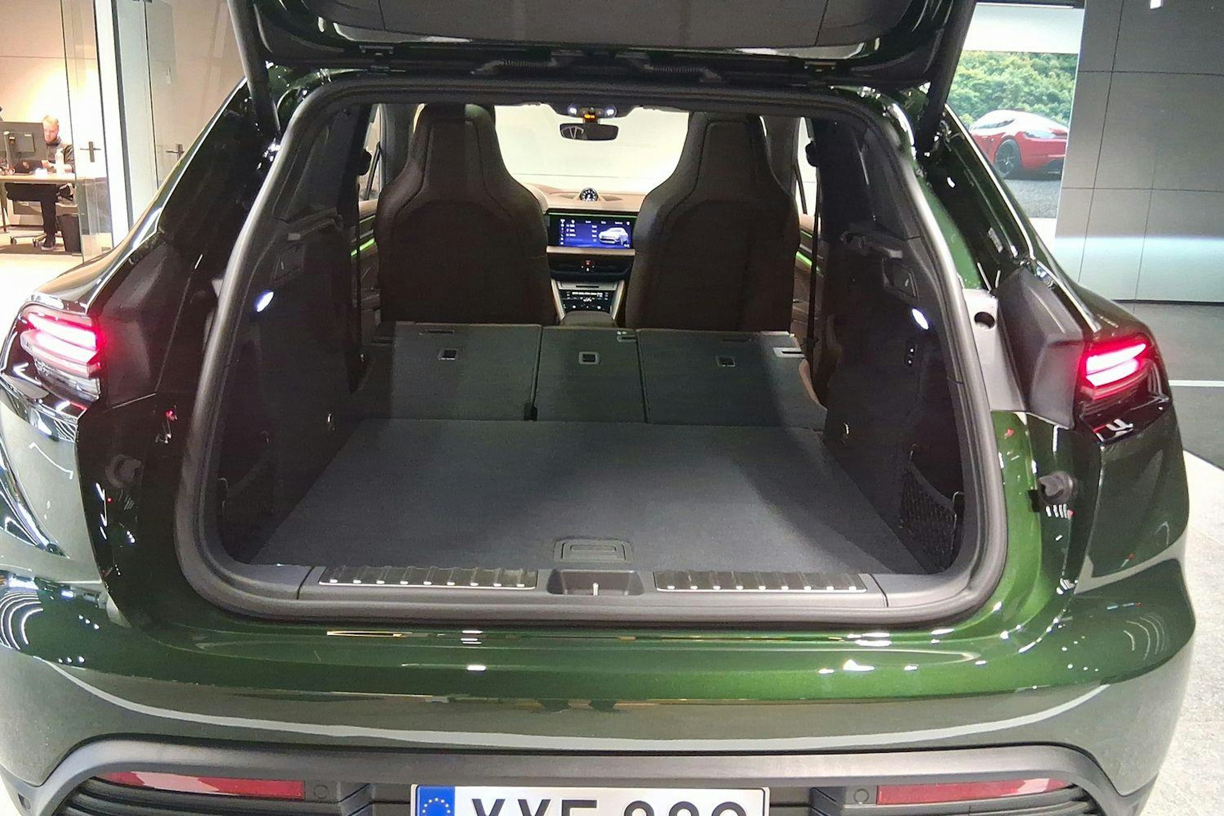 vihreä Porsche Macan 2025 kuva 23.