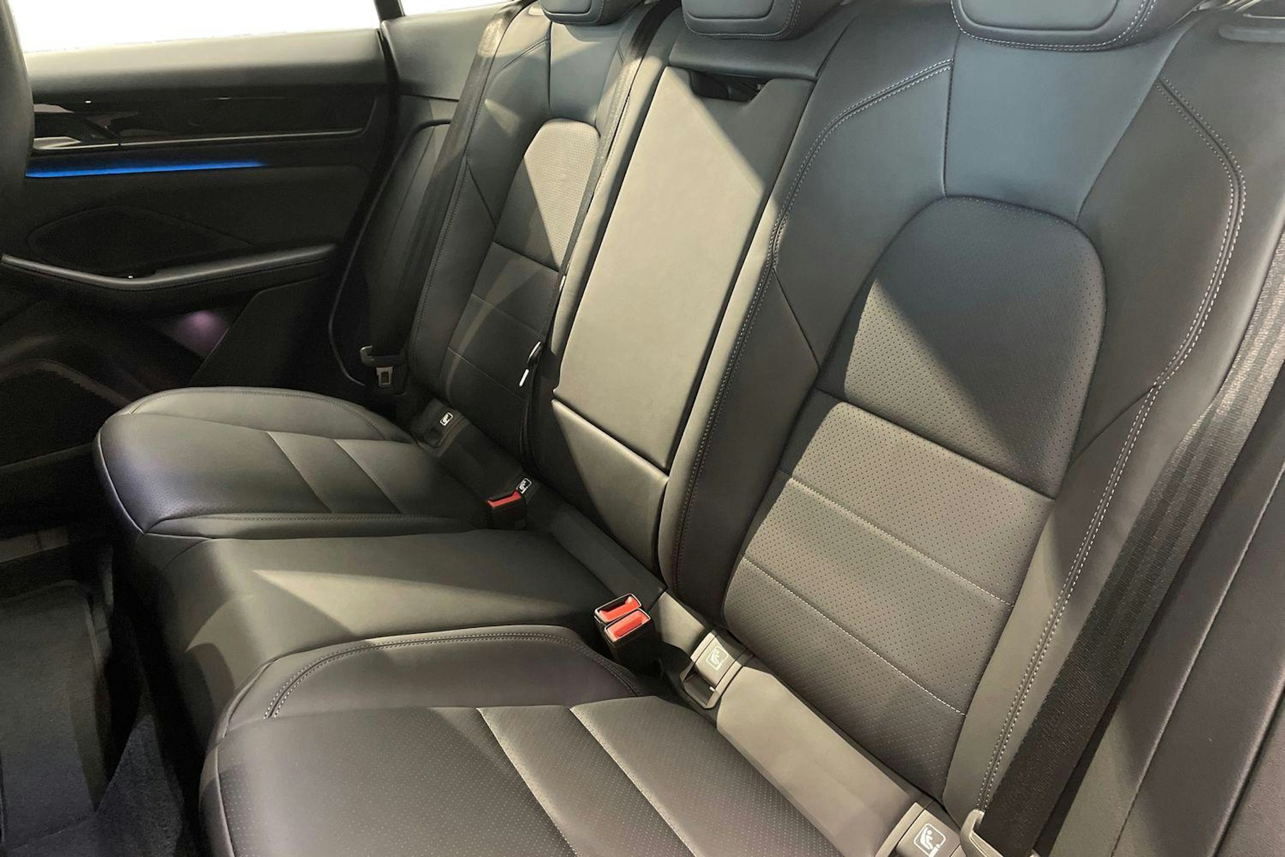 musta Porsche Macan 2025 kuva 8.