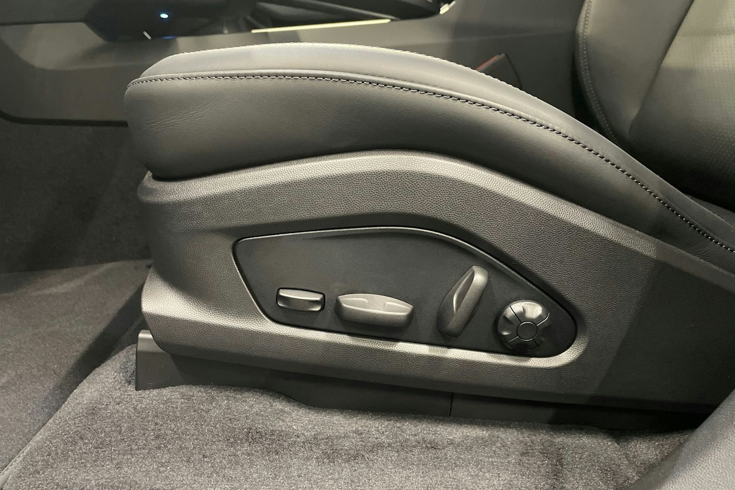 musta Porsche Macan 2025 kuva 19.