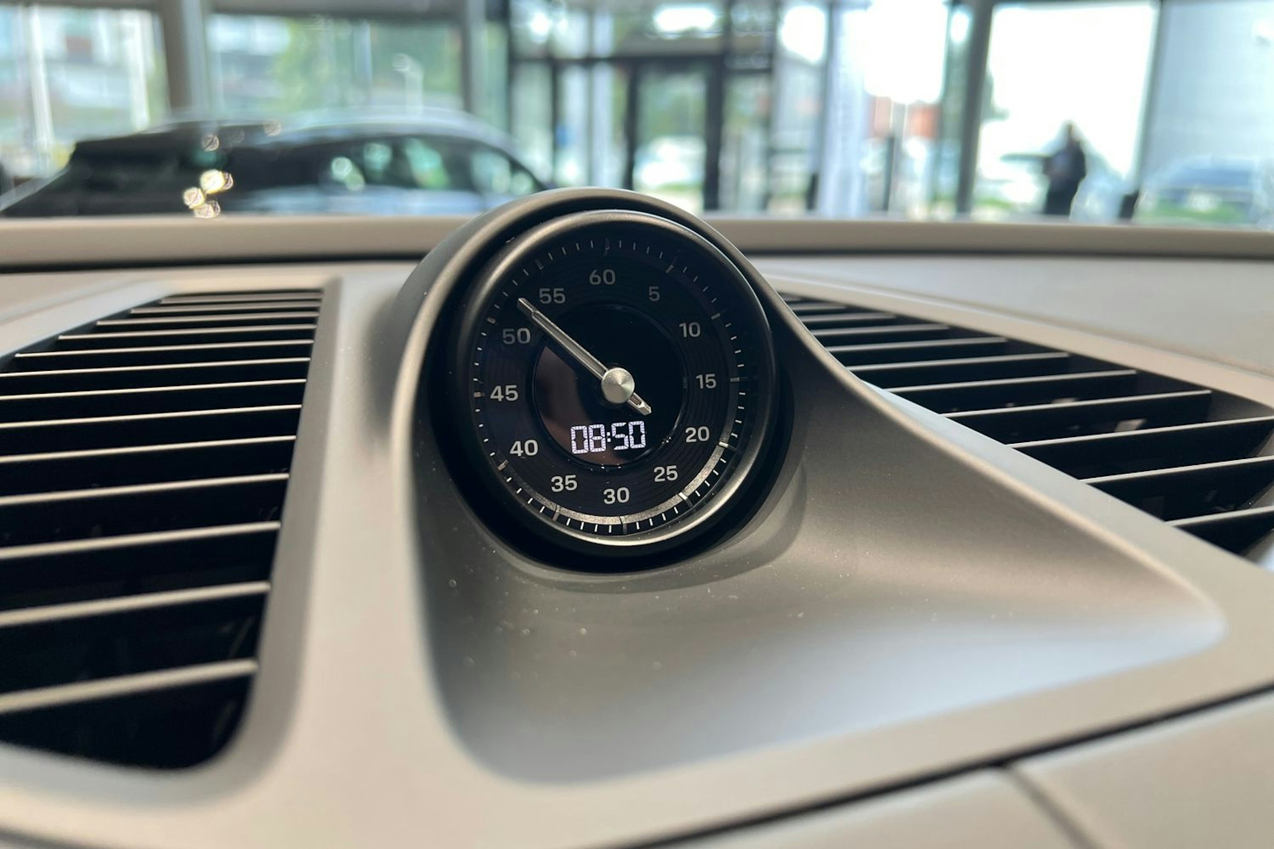 harmaa Porsche Macan 2025 kuva 13.