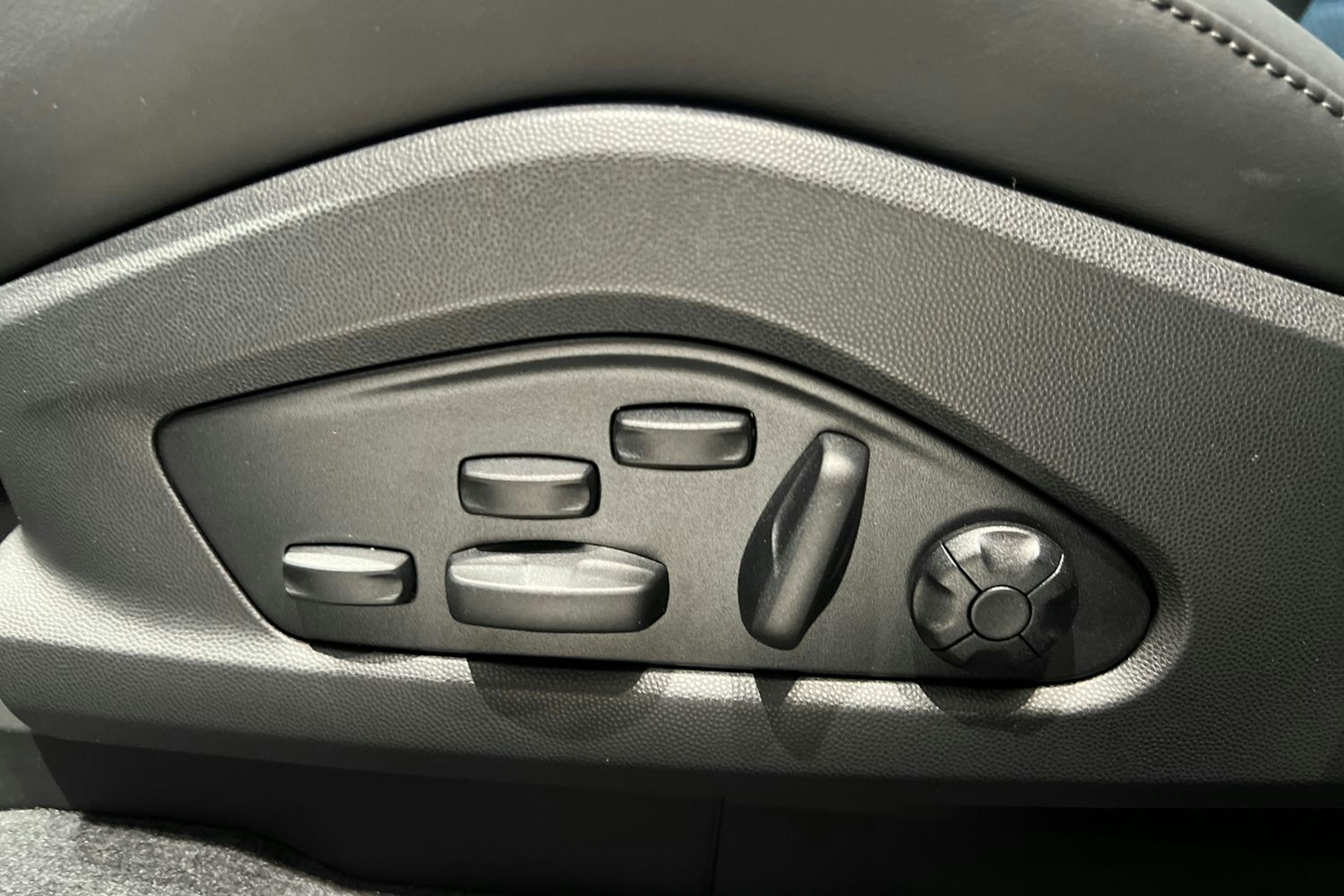 harmaa Porsche Macan 2025 kuva 16.