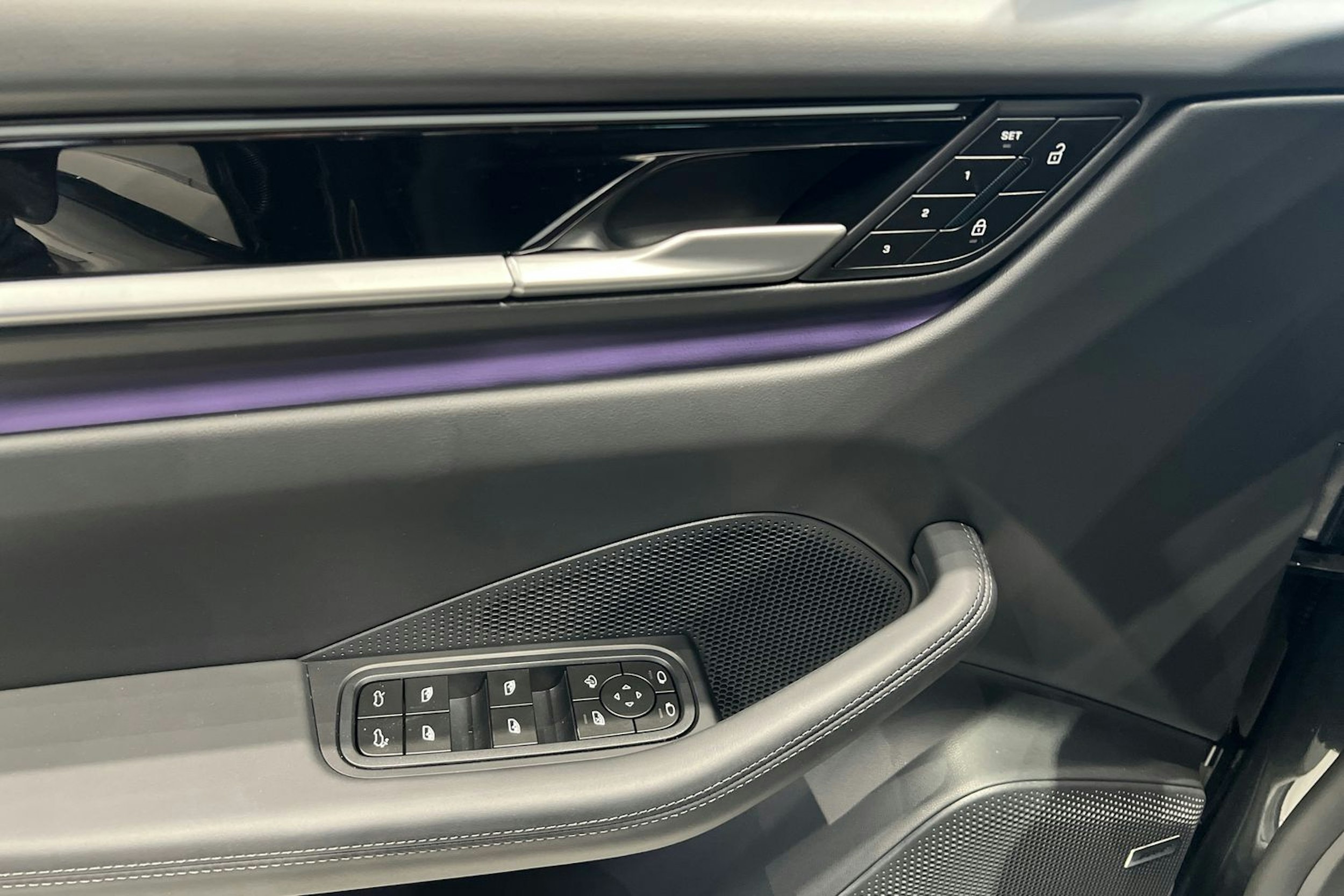 harmaa Porsche Macan 2025 kuva 18.
