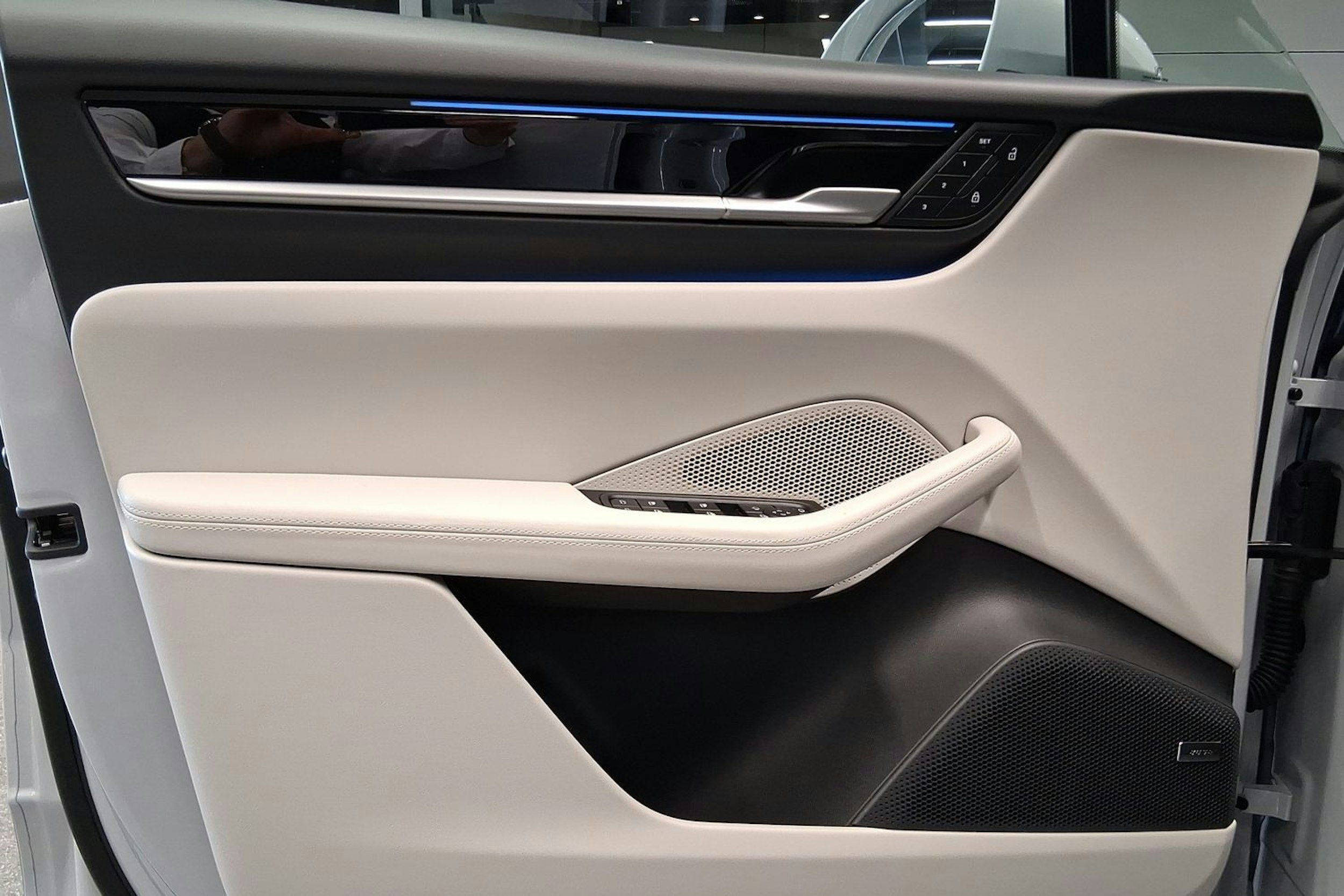 harmaa Porsche Macan 2025 kuva 11.