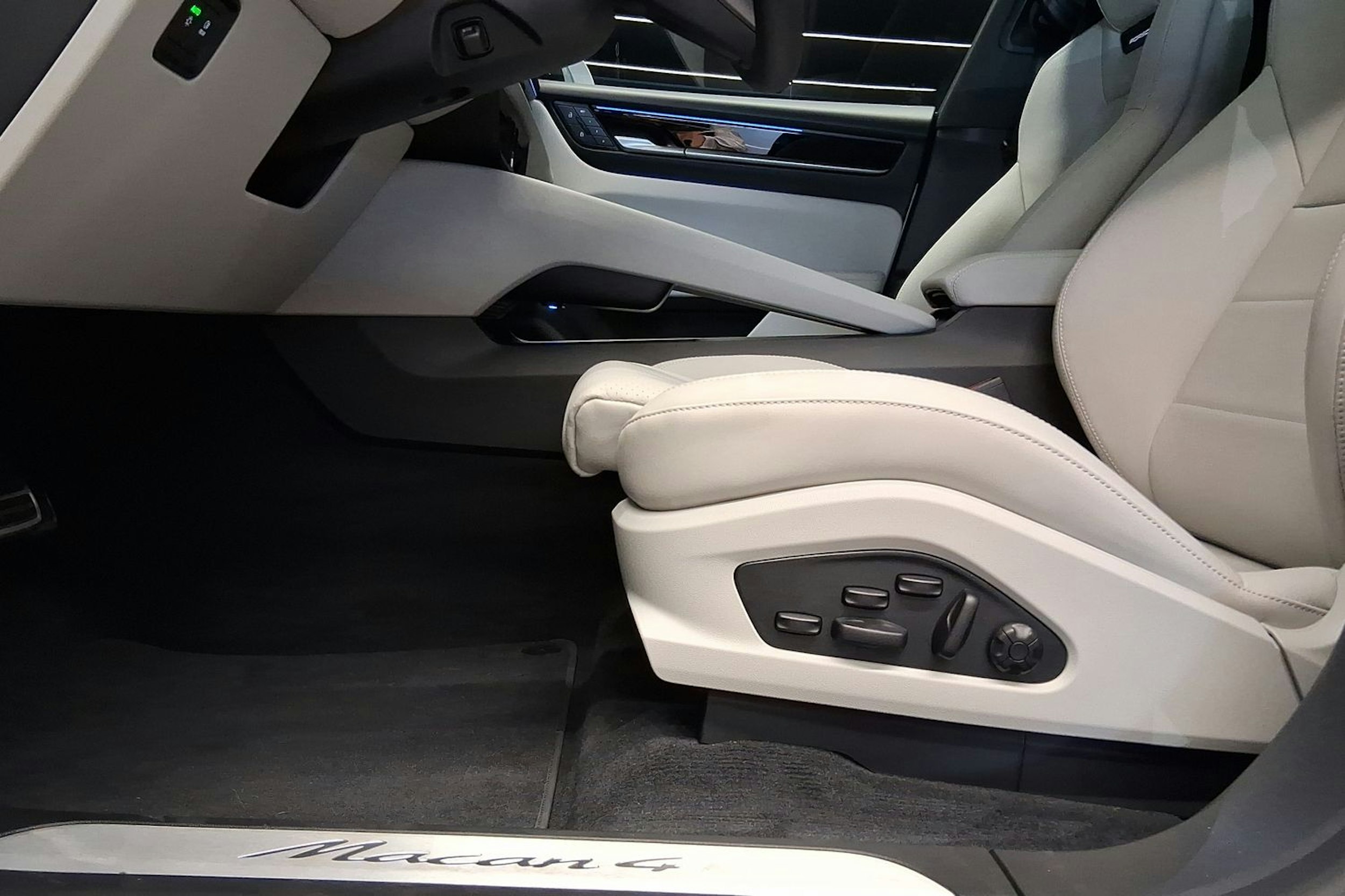 harmaa Porsche Macan 2025 kuva 12.