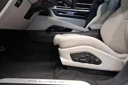harmaa Porsche Macan 2025 kuva 12.