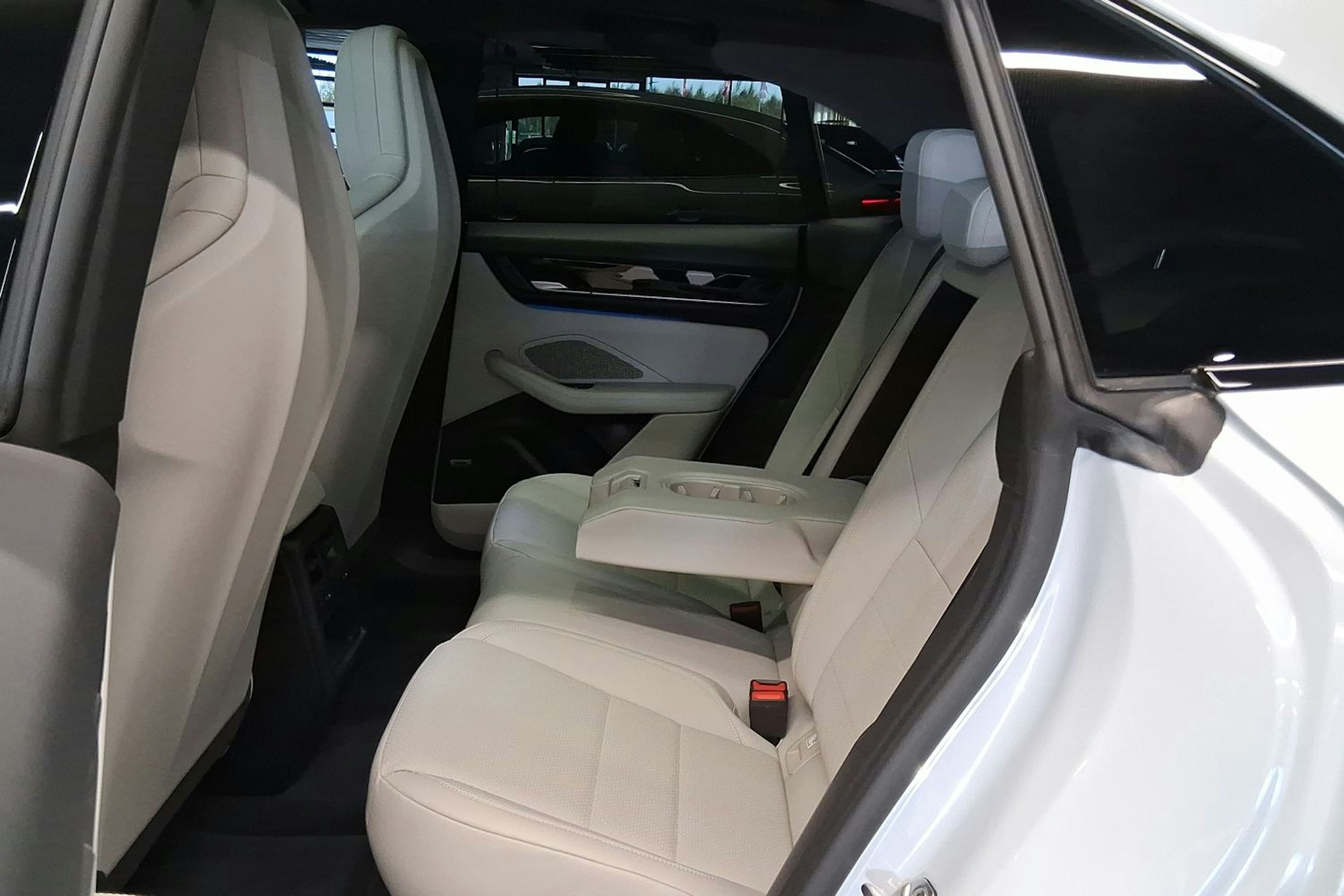 harmaa Porsche Macan 2025 kuva 17.