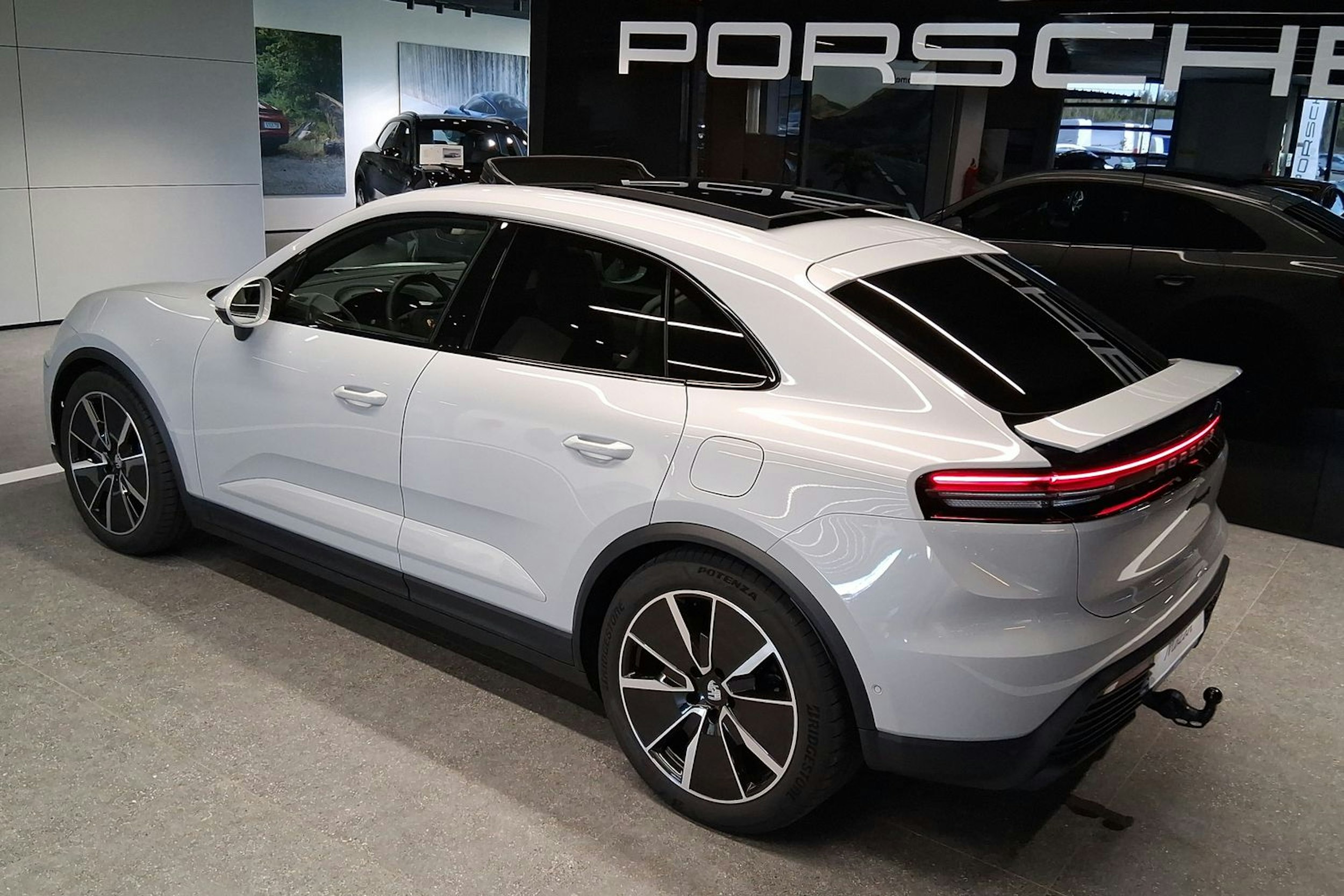 harmaa Porsche Macan 2025 kuva 23.