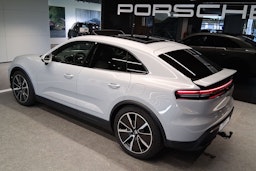 harmaa Porsche Macan 2025 kuva 23.