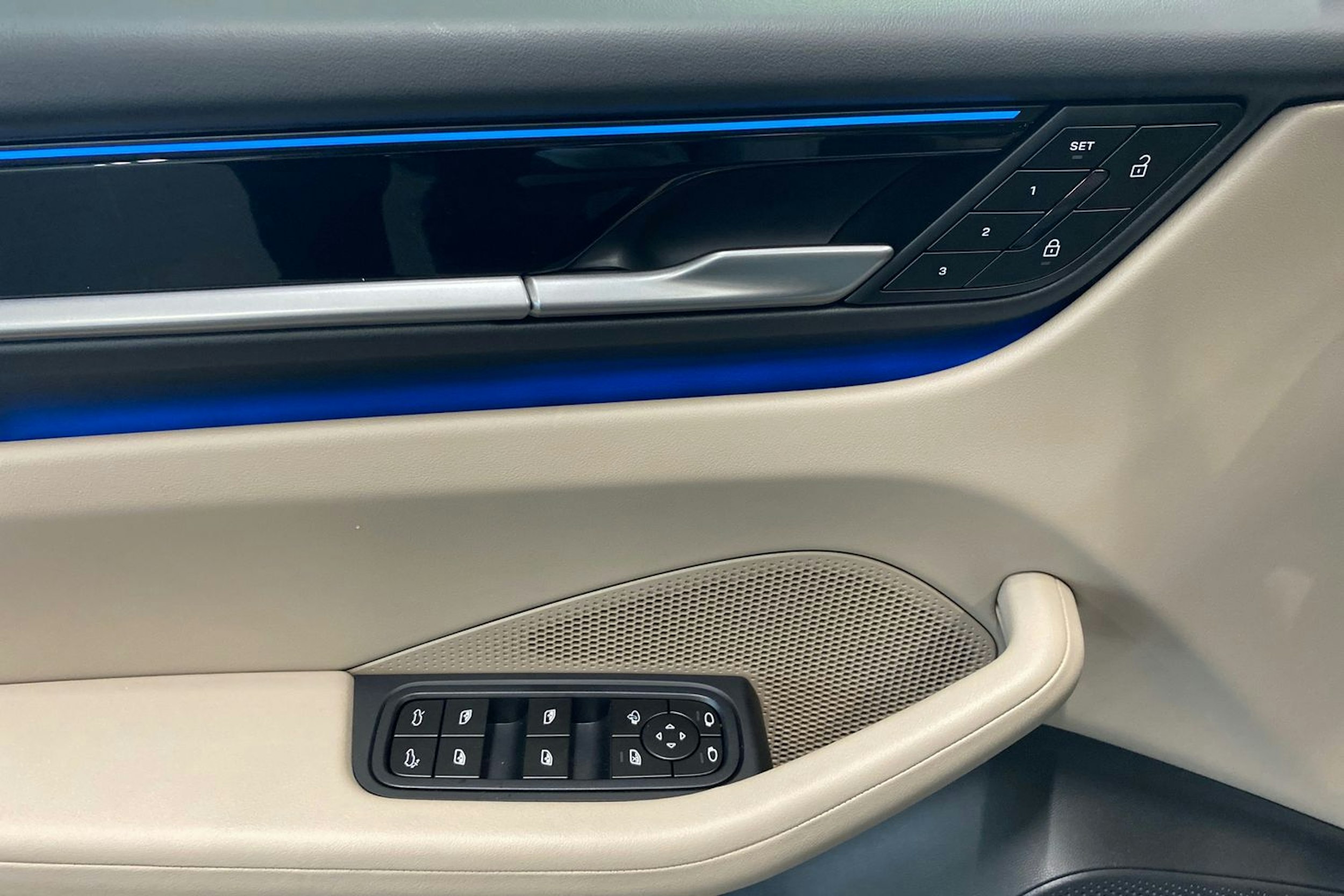 harmaa Porsche Macan 2025 kuva 11.