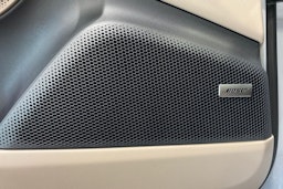 harmaa Porsche Macan 2025 kuva 12.