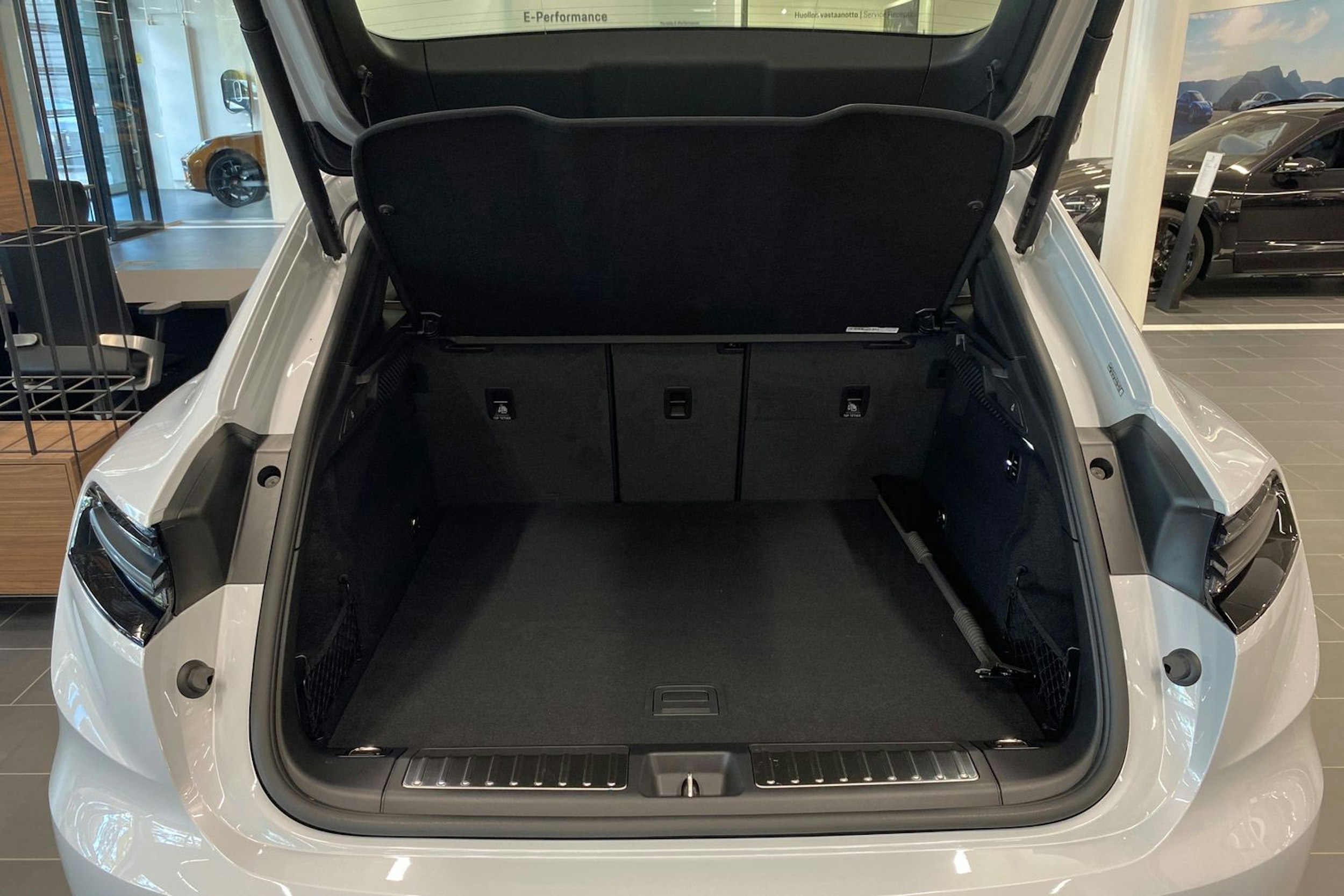 harmaa Porsche Macan 2025 kuva 13.