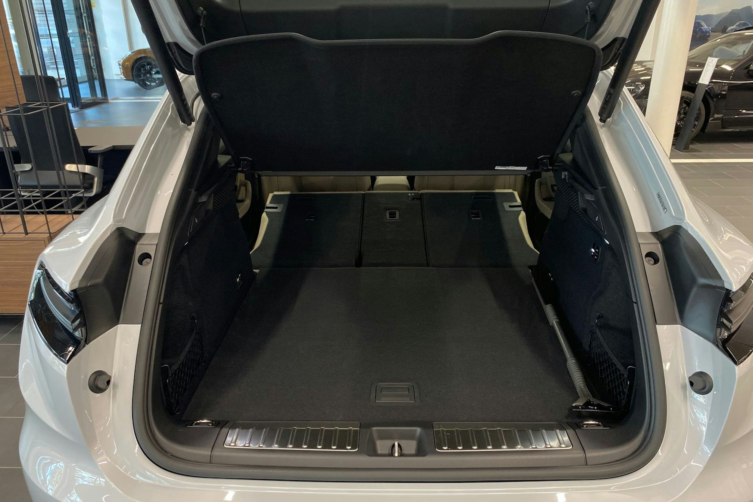 harmaa Porsche Macan 2025 kuva 14.