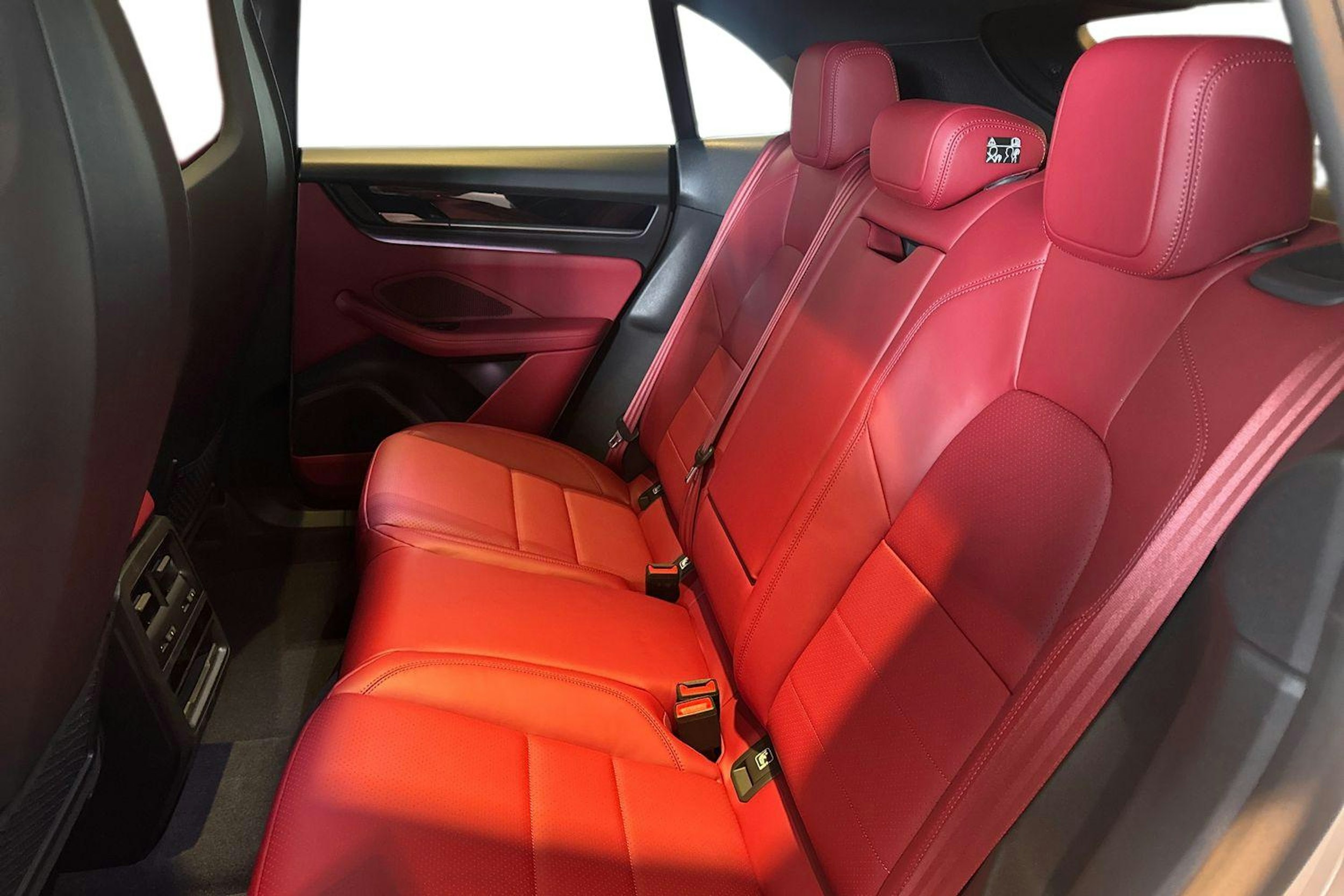 harmaa Porsche Macan 2025 kuva 8.