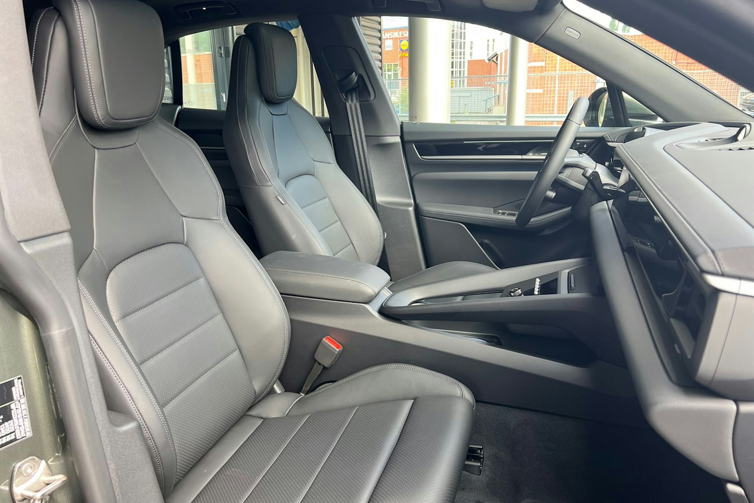 vihreä Porsche Macan 2025 kuva 21.