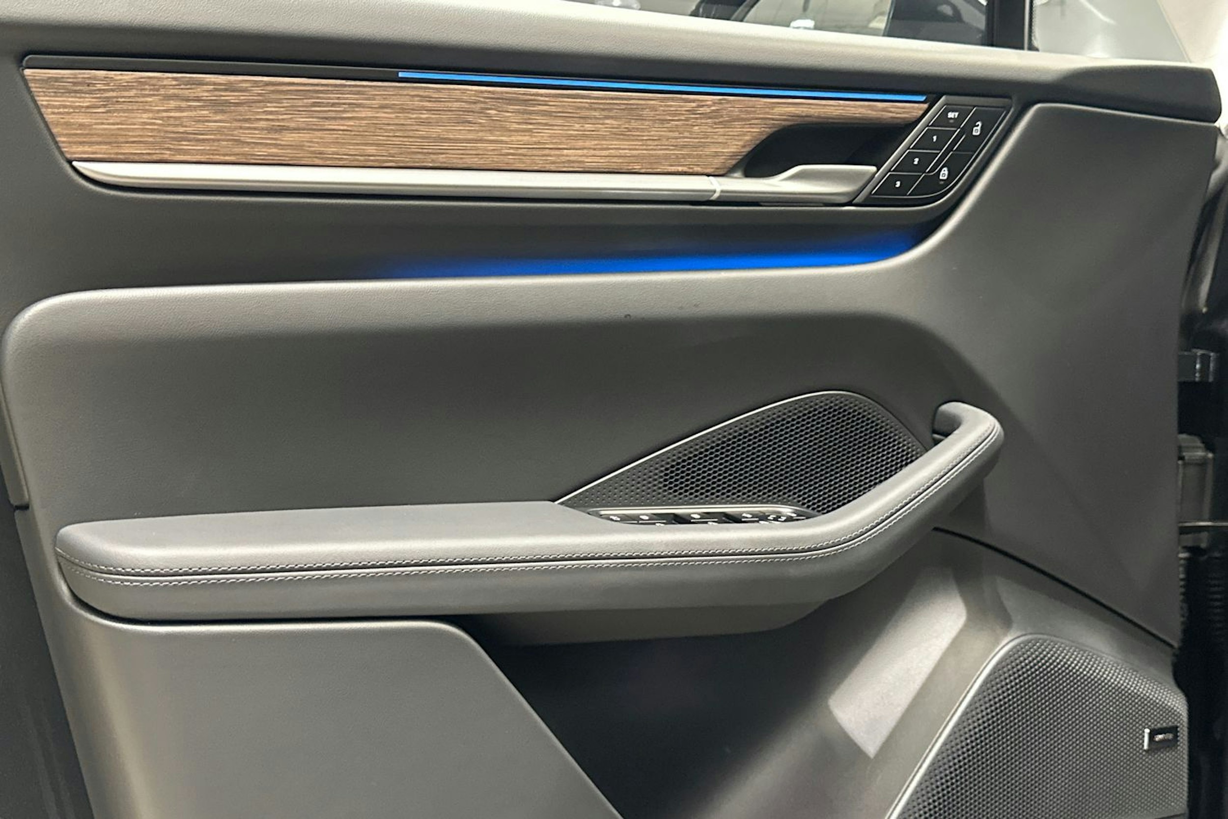 harmaa Porsche Macan 2025 kuva 15.