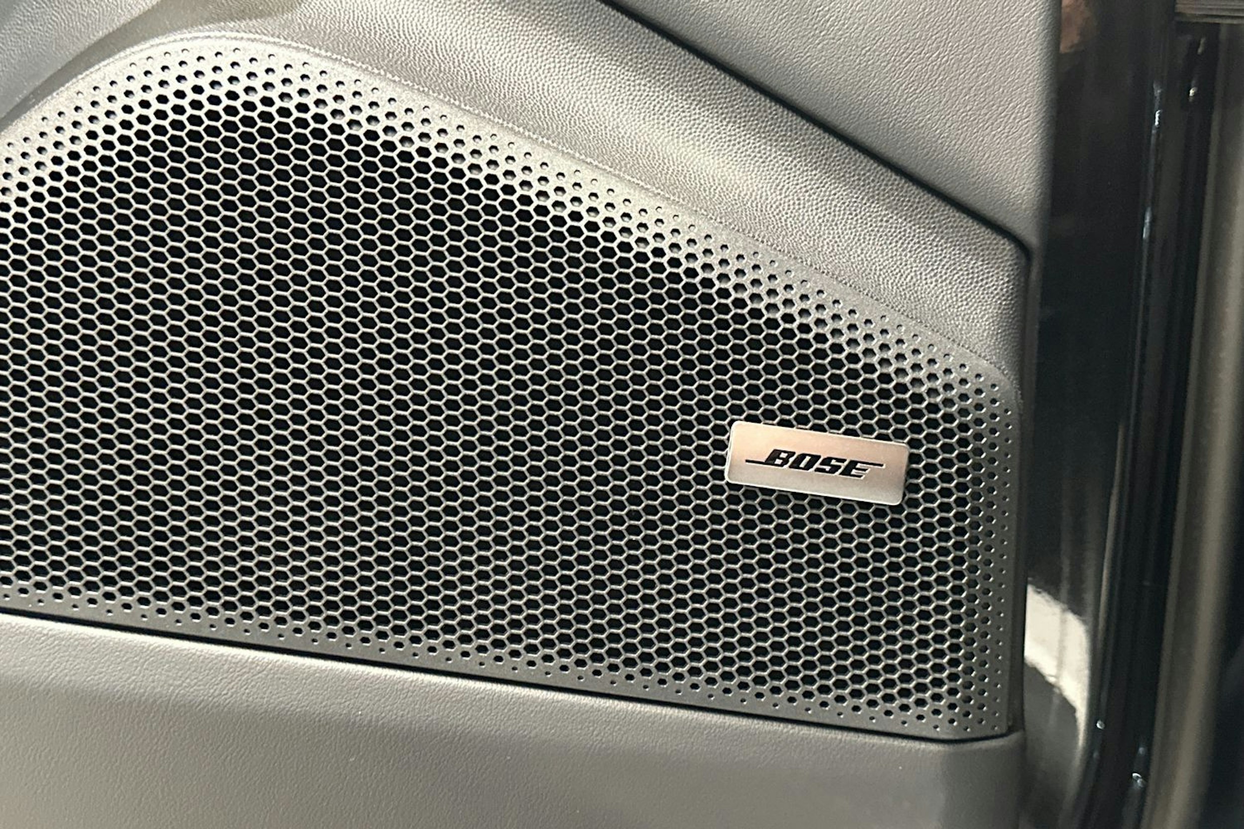 harmaa Porsche Macan 2025 kuva 16.