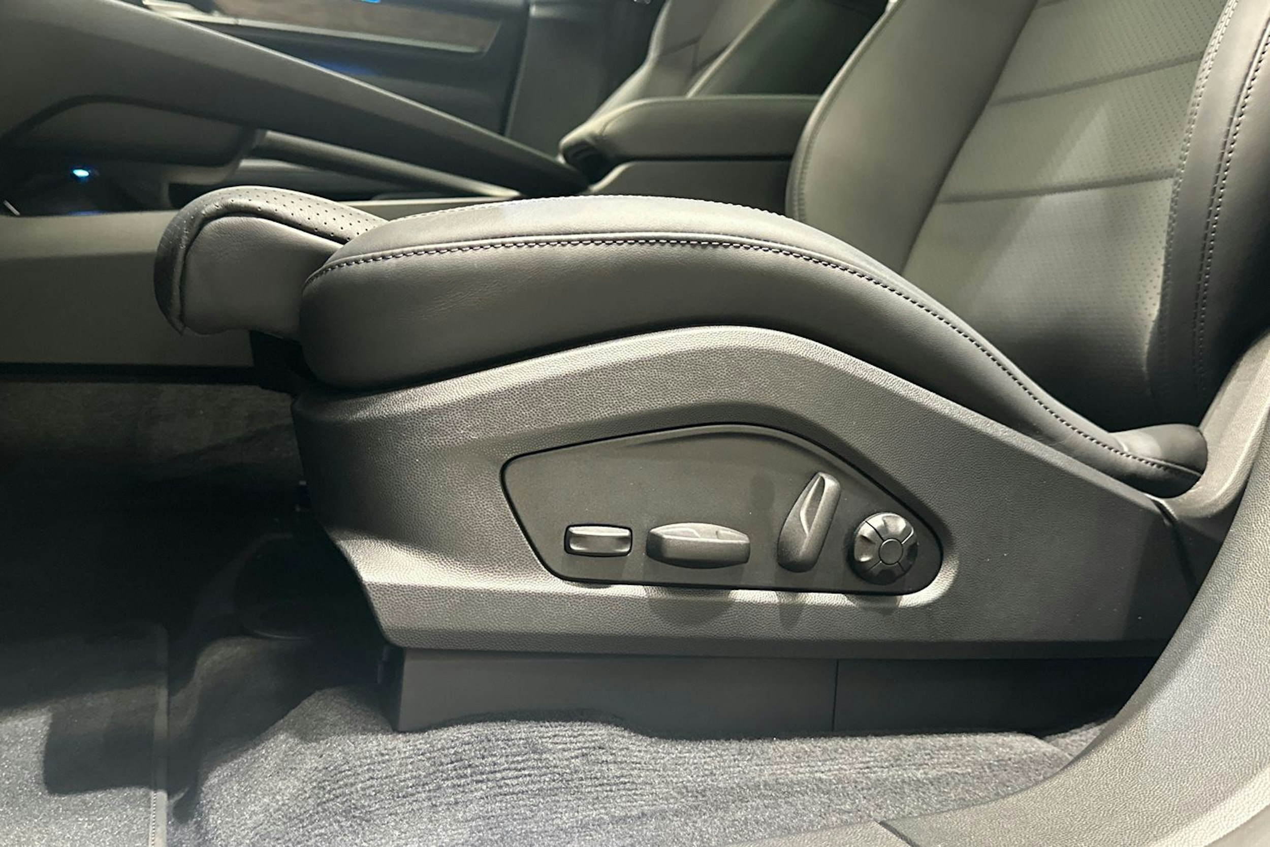 harmaa Porsche Macan 2025 kuva 17.