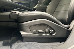 harmaa Porsche Macan 2025 kuva 17.