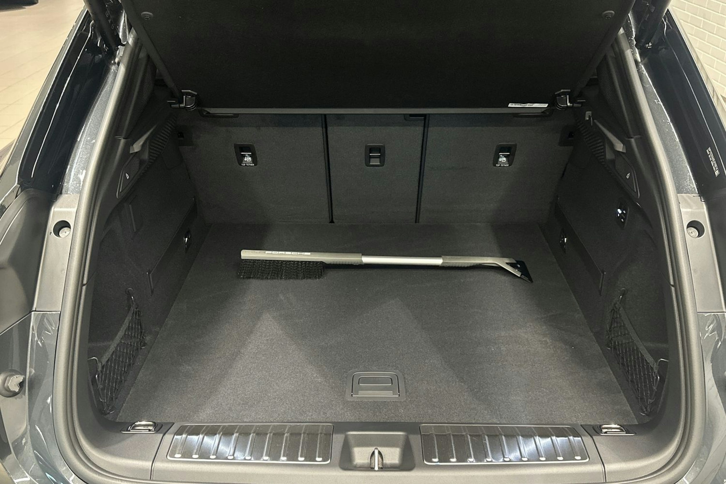 harmaa Porsche Macan 2025 kuva 26.