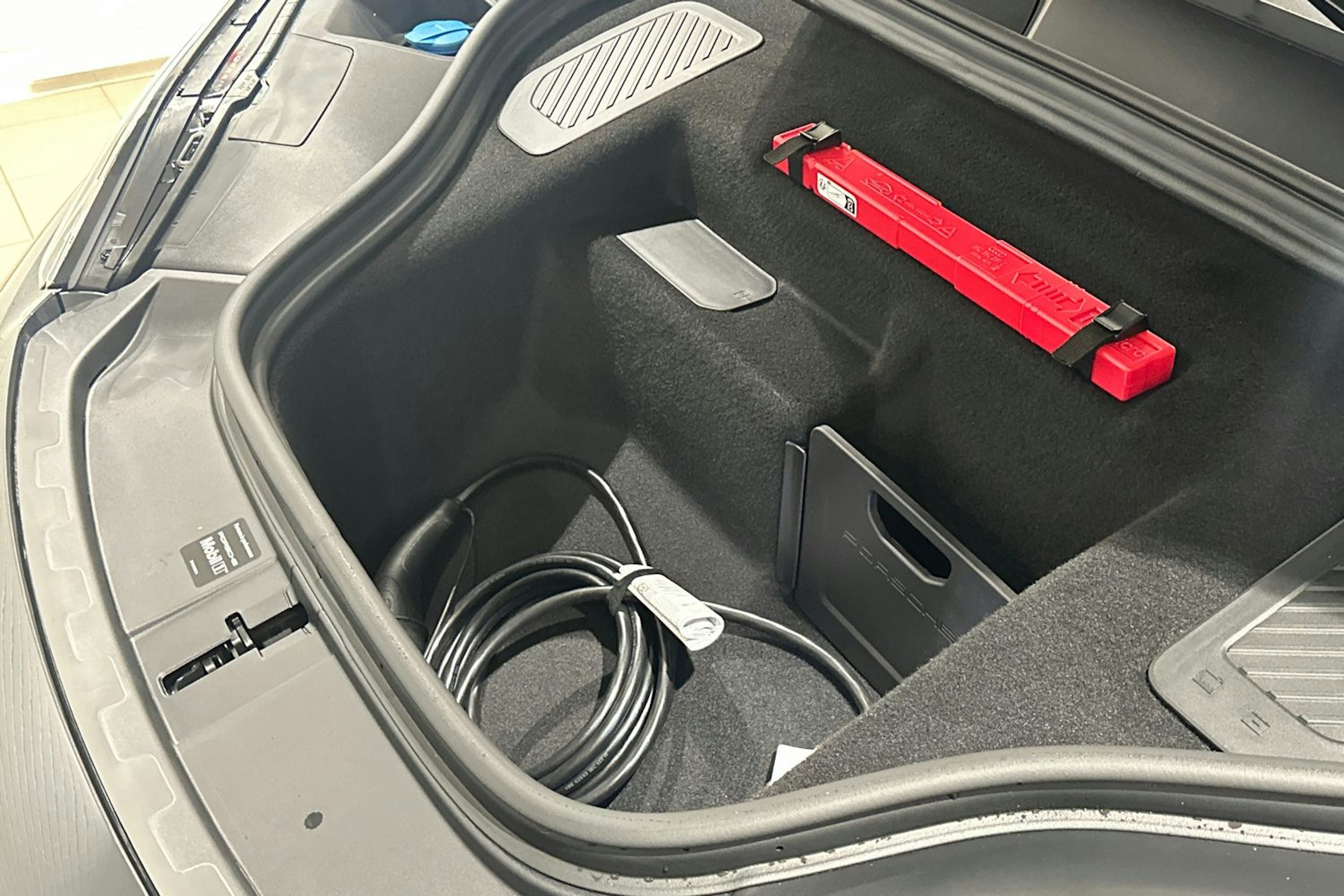 harmaa Porsche Macan 2025 kuva 27.