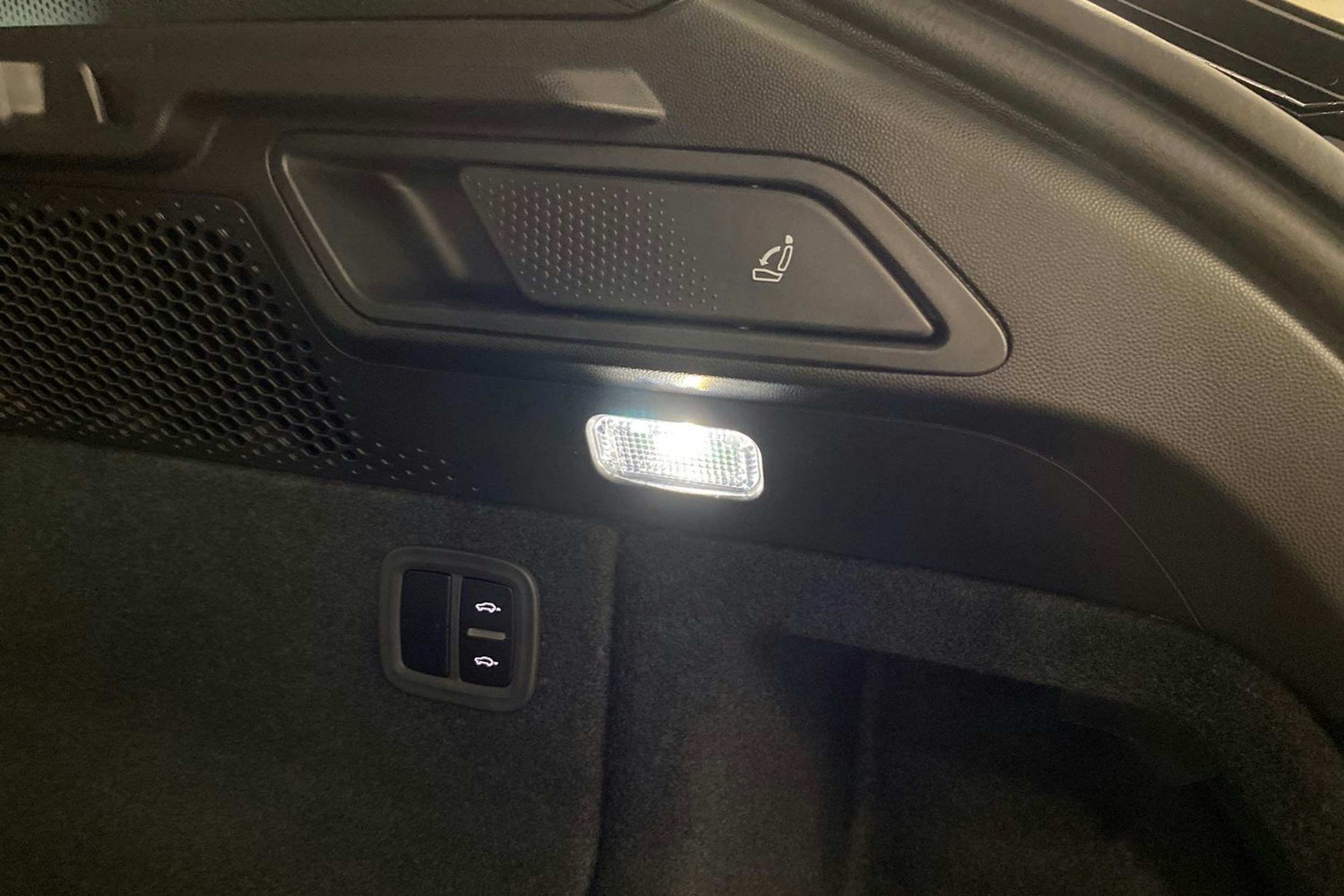 musta Porsche Macan 2025 kuva 14.