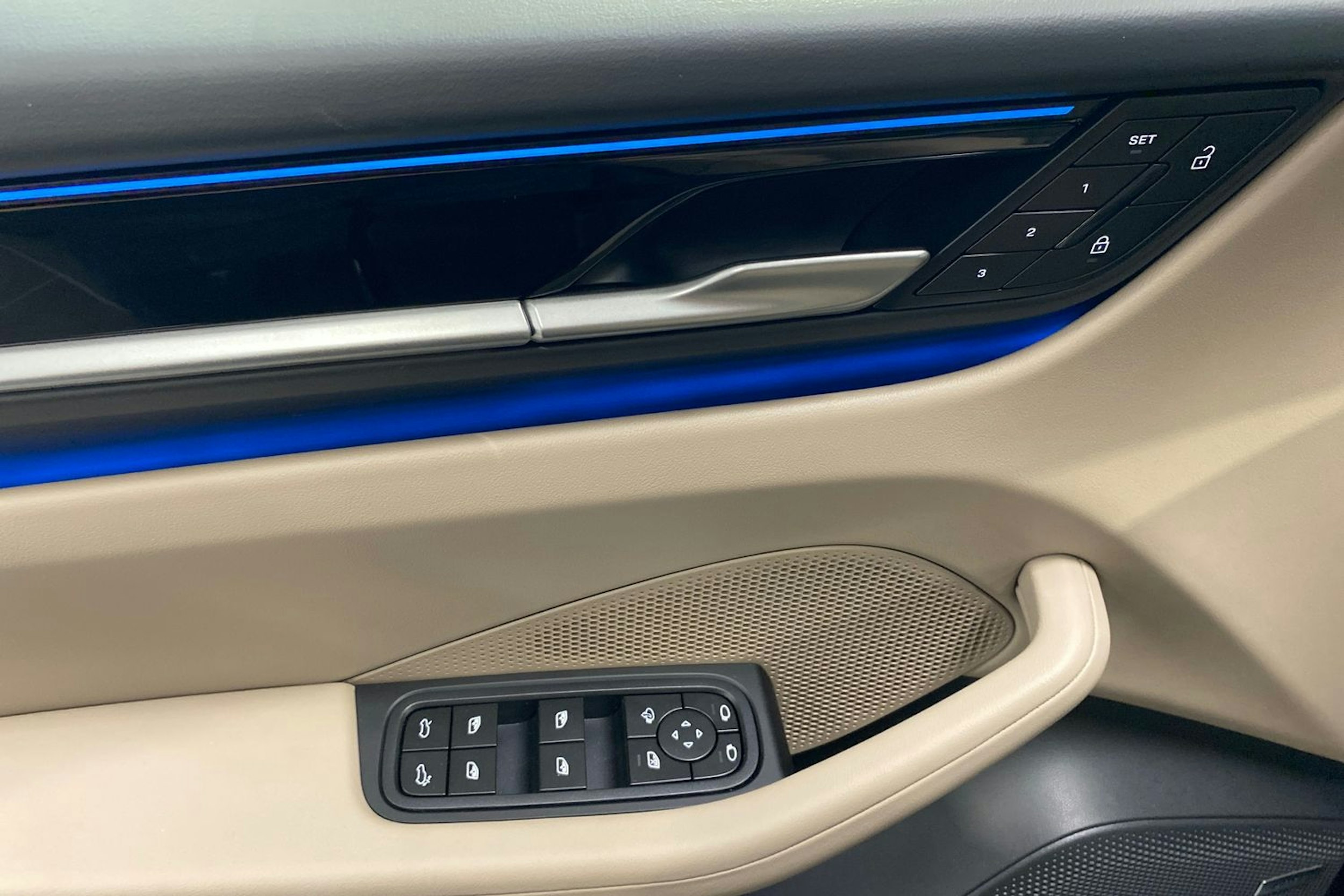 musta Porsche Macan 2025 kuva 18.