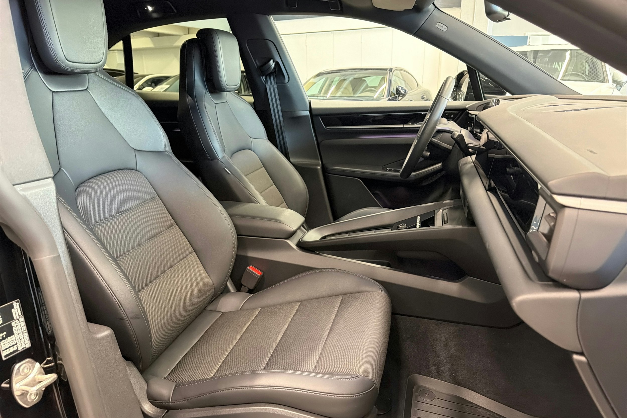 musta Porsche Macan 2025 kuva 12.