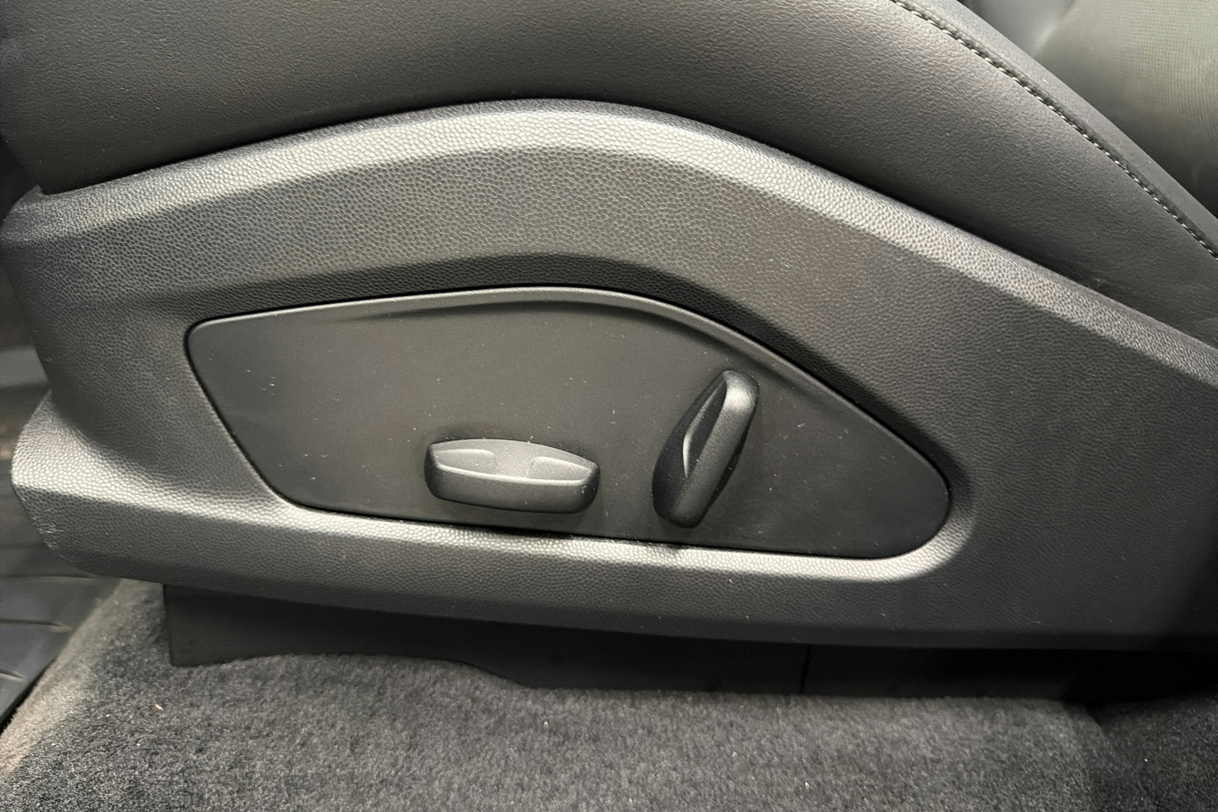 musta Porsche Macan 2025 kuva 17.