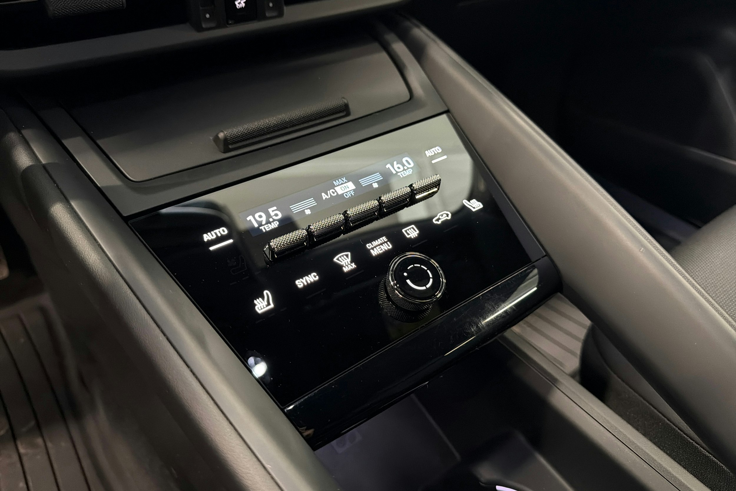 musta Porsche Macan 2025 kuva 21.